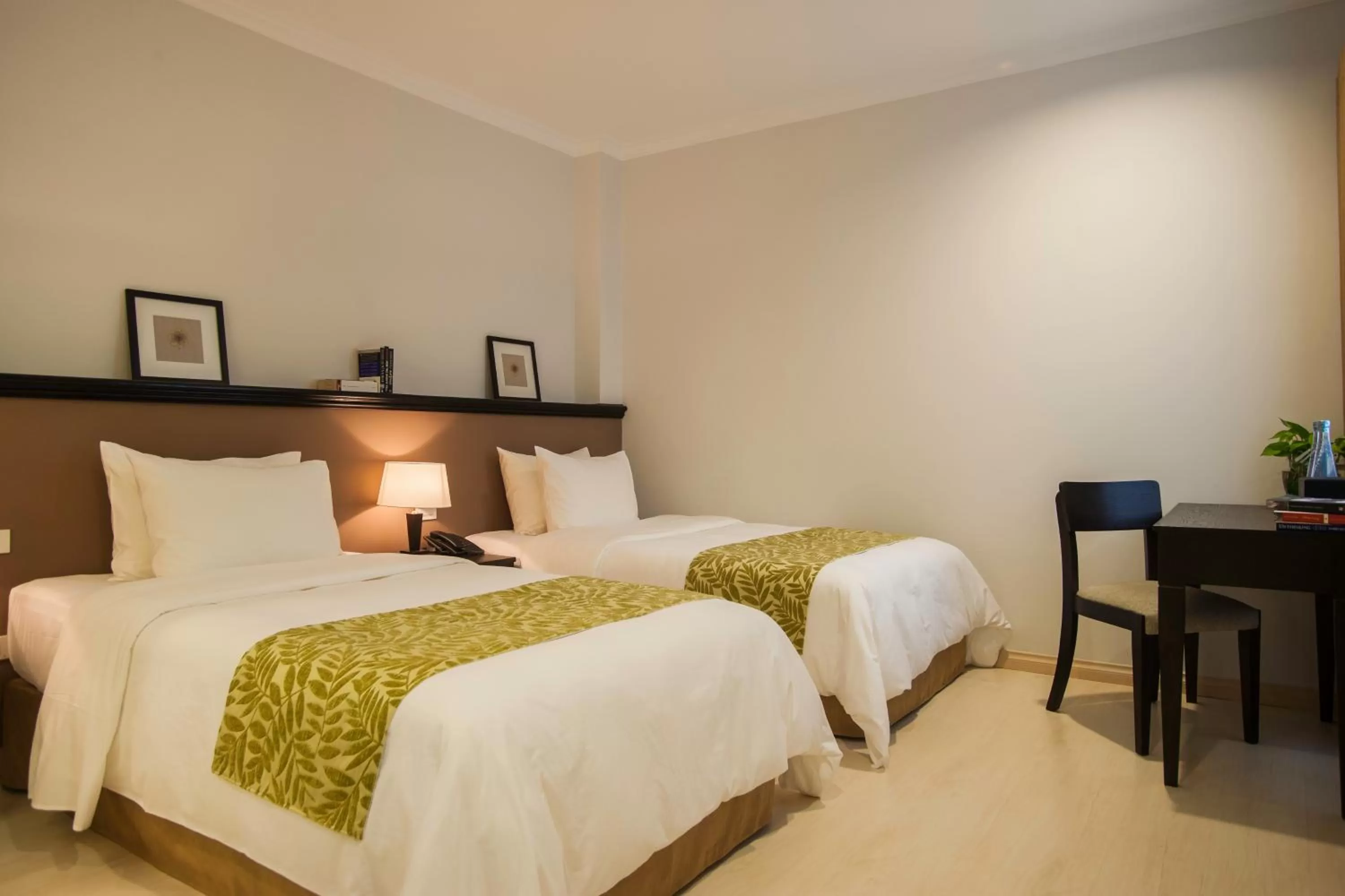 Photo of the whole room in The Alcove Library Hotel