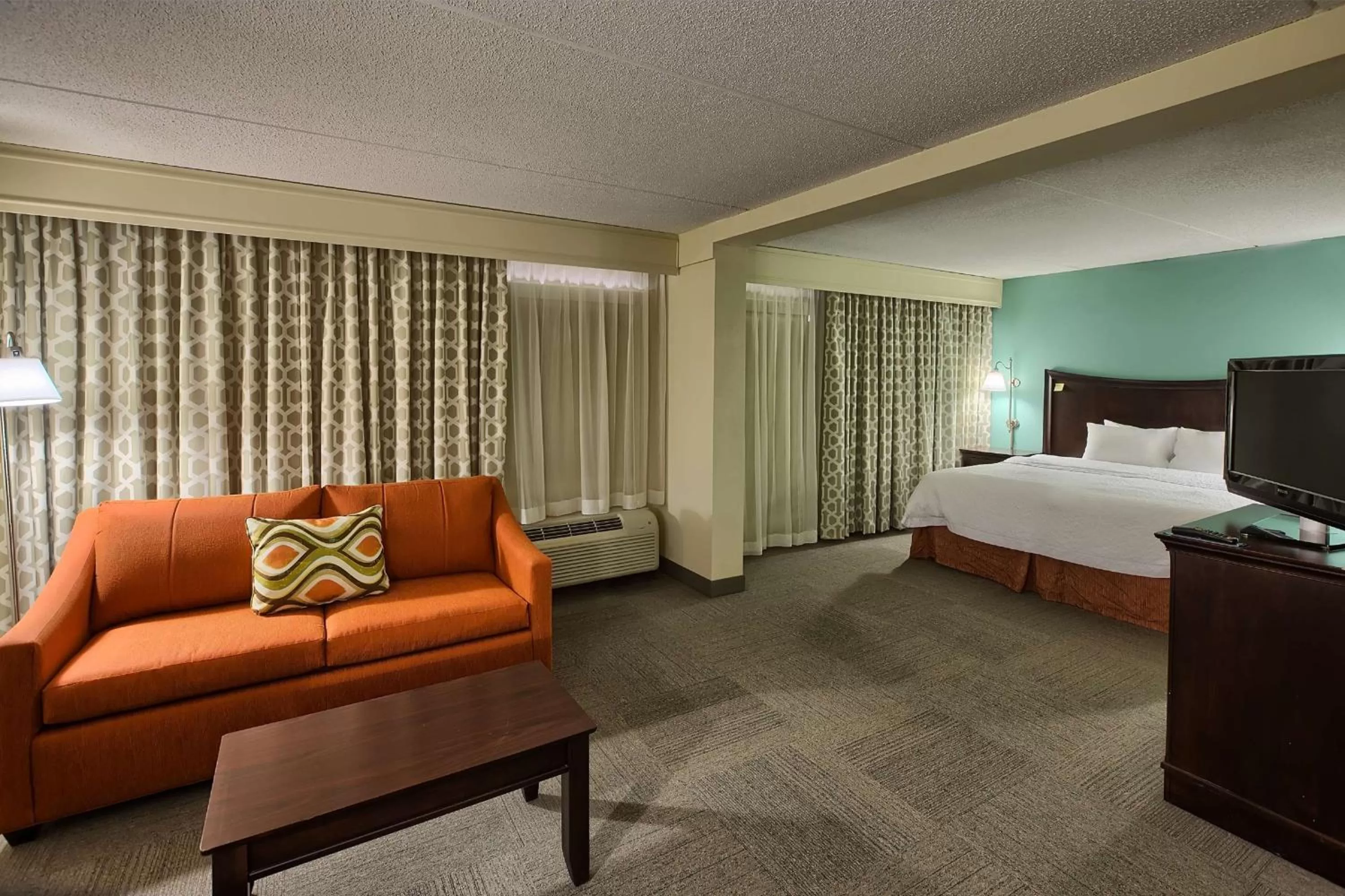 Living room, Bed in Hampton Inn Raleigh/Garner