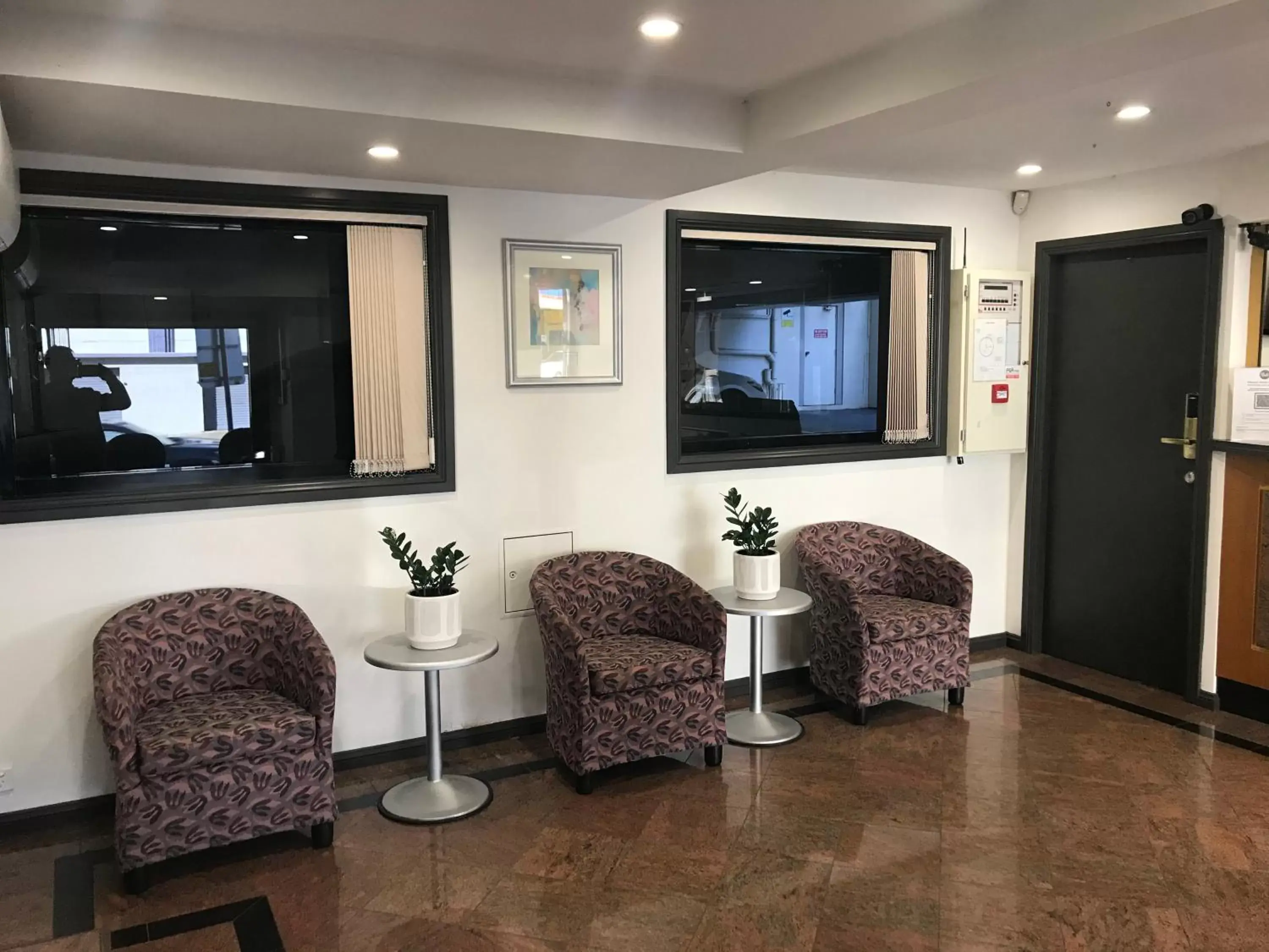 Seating Area in Edgecliff Lodge Motel