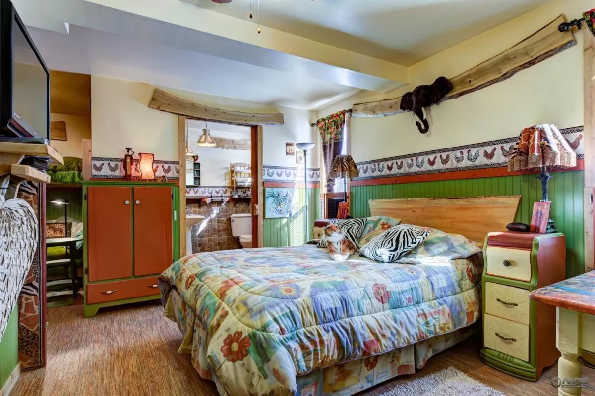 Triple Room with 1 Double Bed and 2 Single Bed with Private Bathroom - single occupancy in Le Gîte Ambrelane