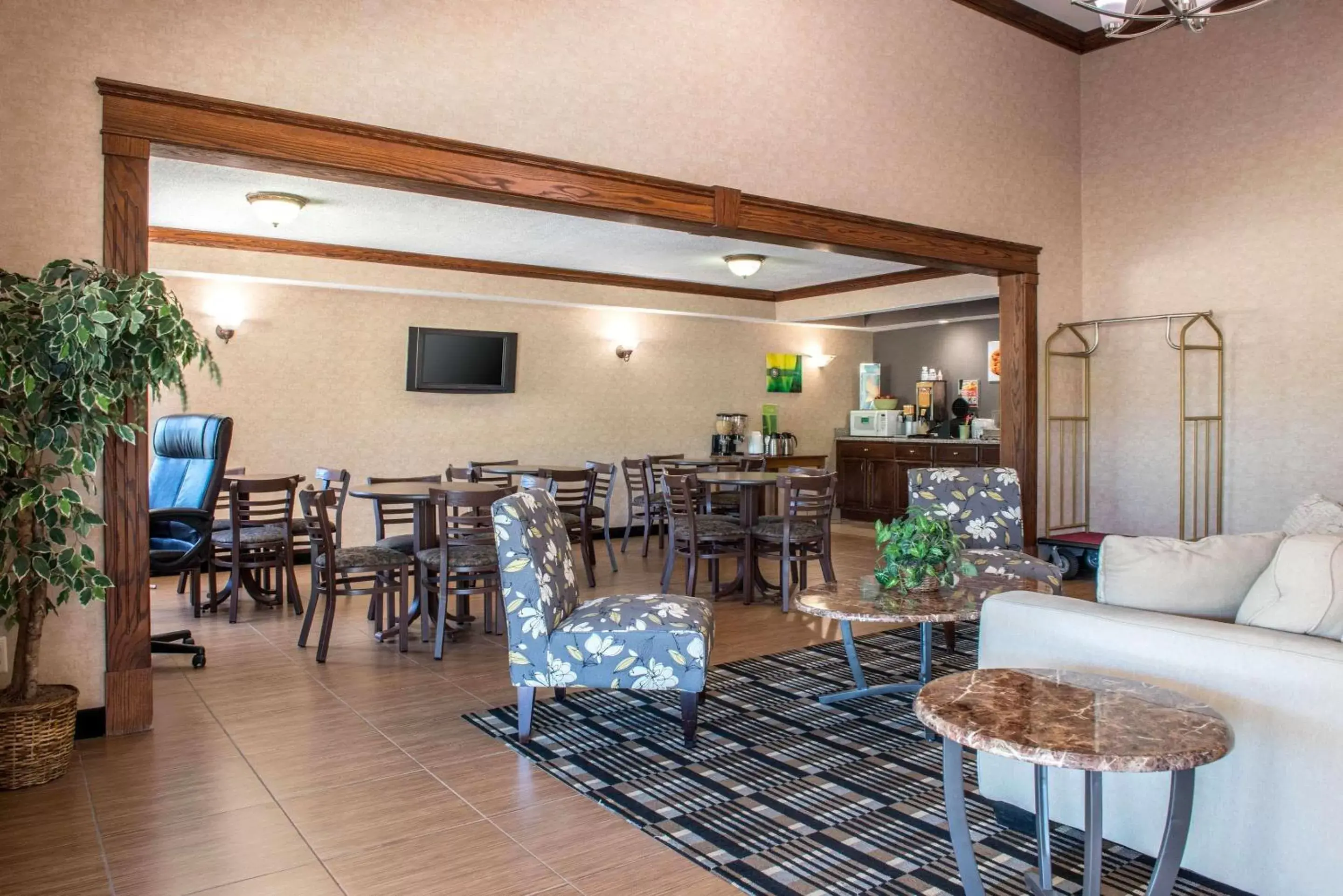 Lobby or reception, Restaurant/Places to Eat in Quality Inn Meadville