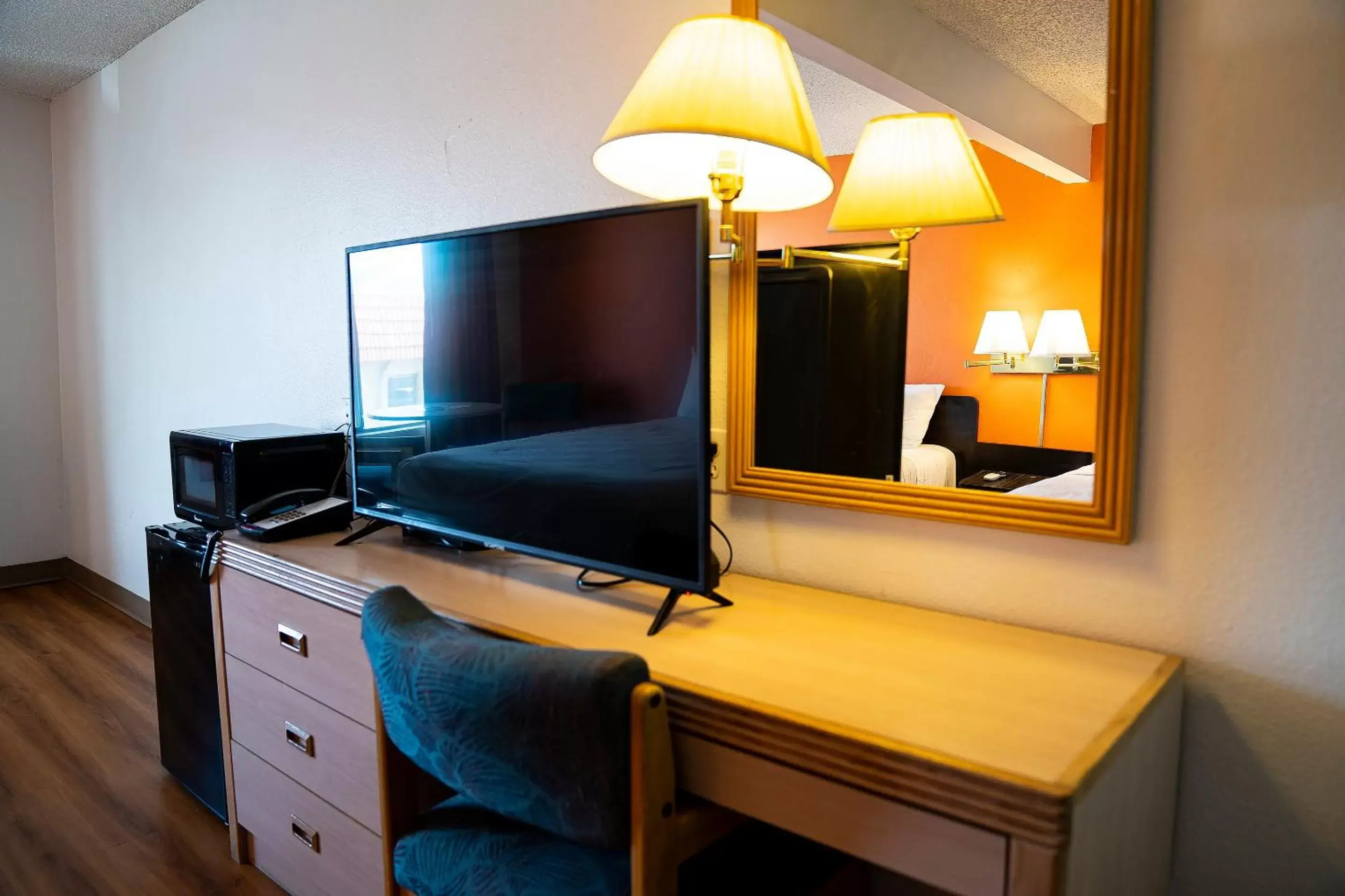 Bedroom, TV/Entertainment Center in OYO Hotel Hermiston OR, Downtown