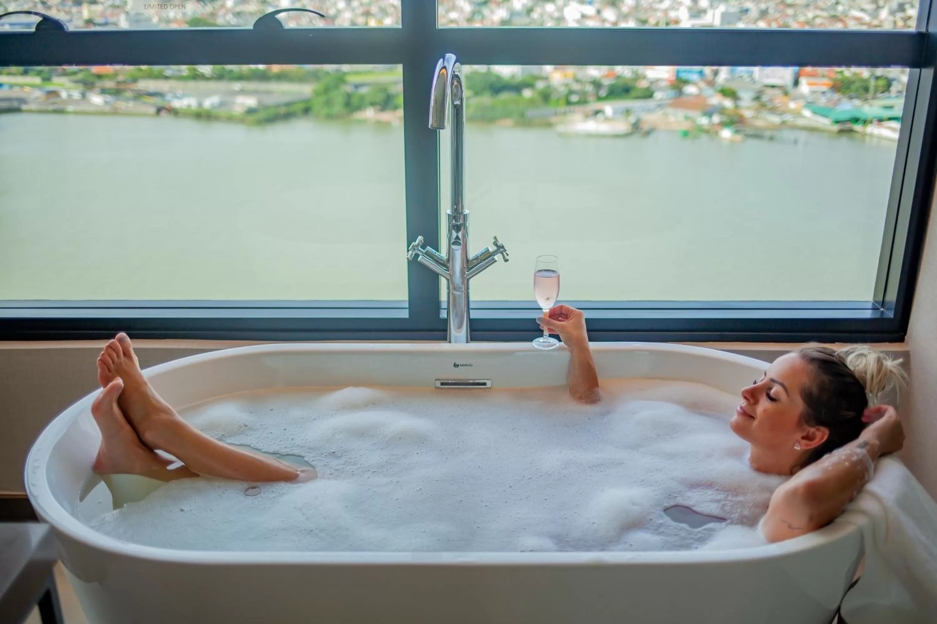 Bath in Mercure Itajai Navegantes