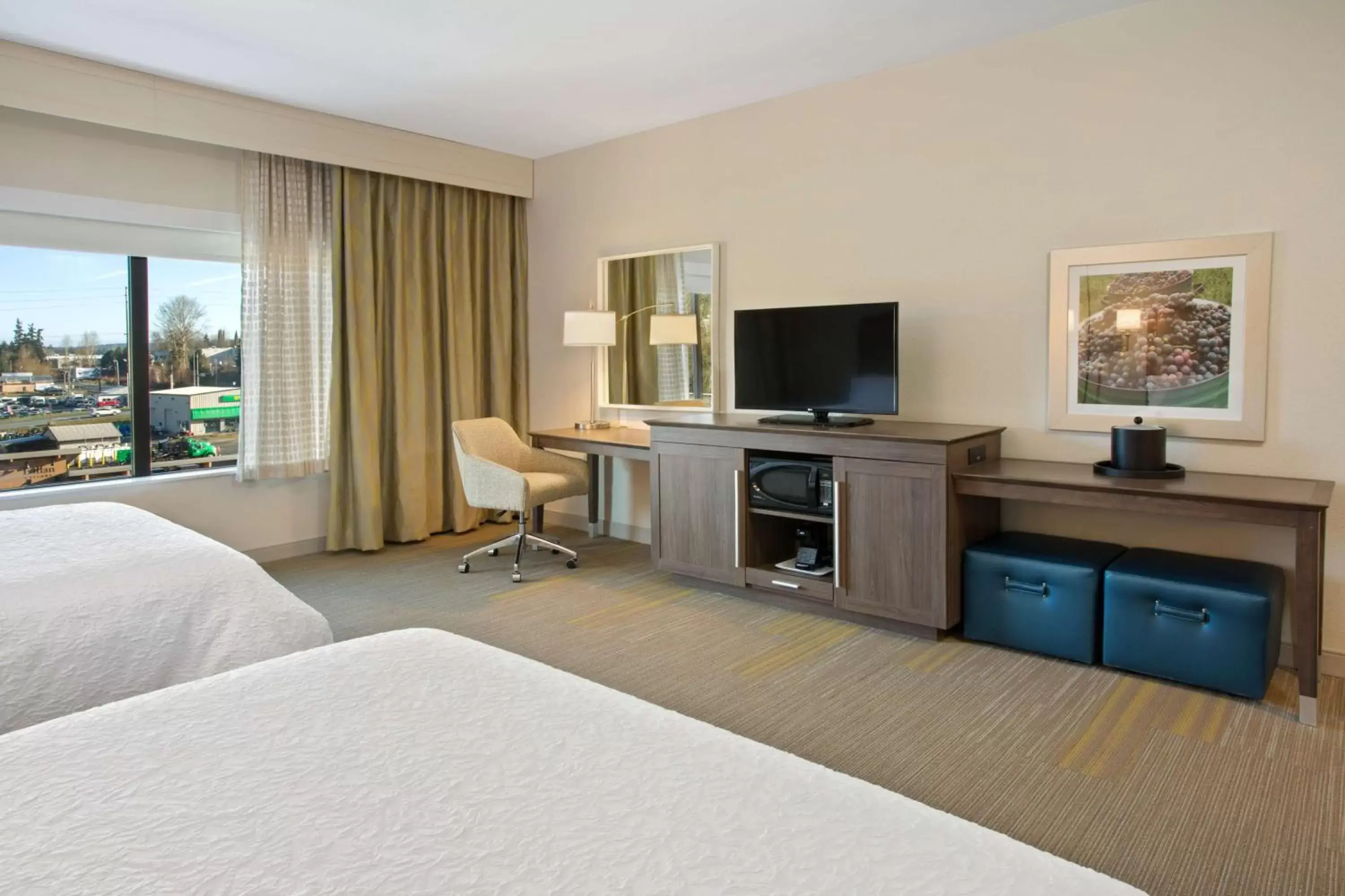 Bed, TV/Entertainment Center in Hampton Inn & Suites- Seattle Woodinville Wa