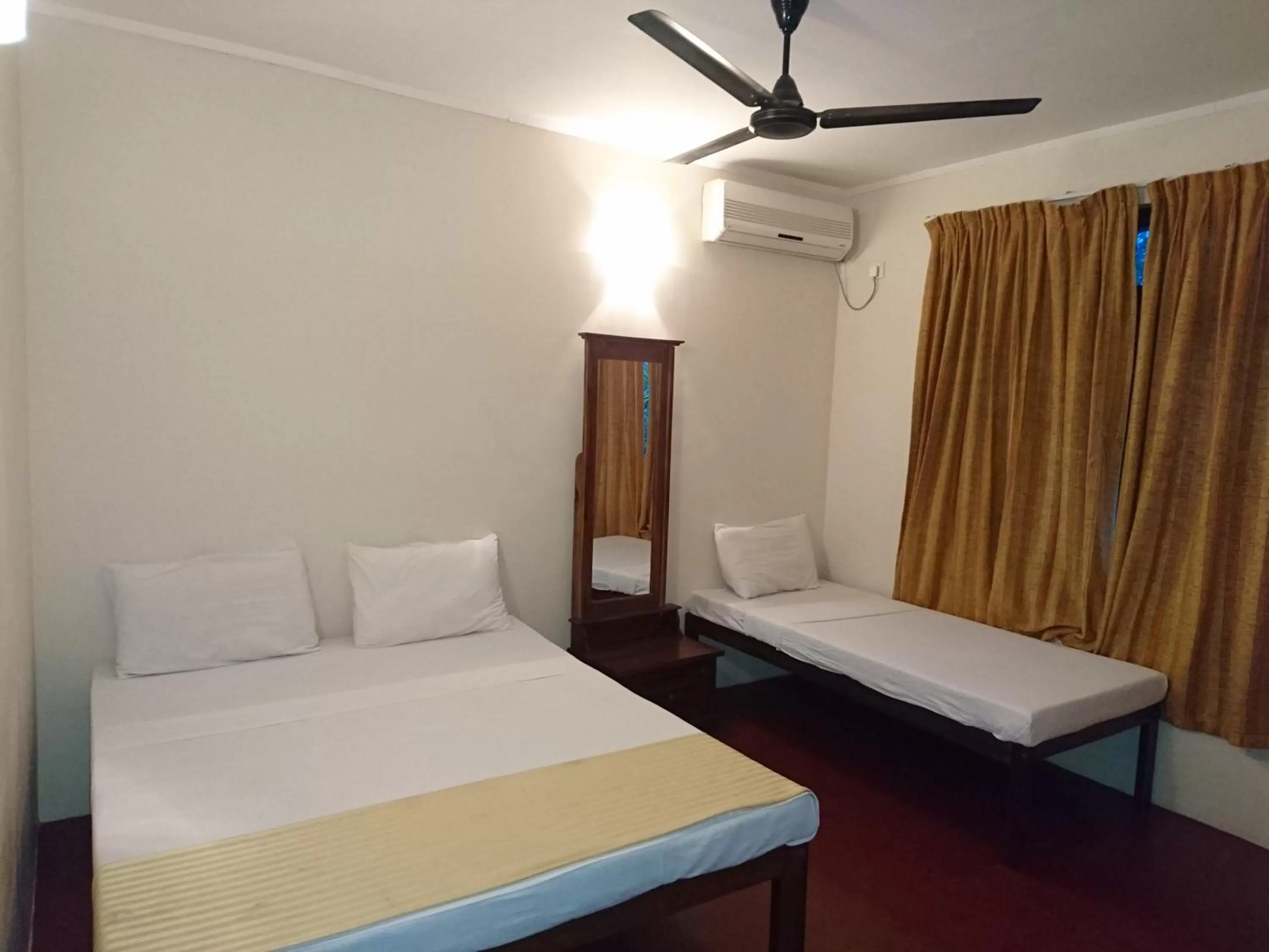 Bed in Shiva Rest Katharagama