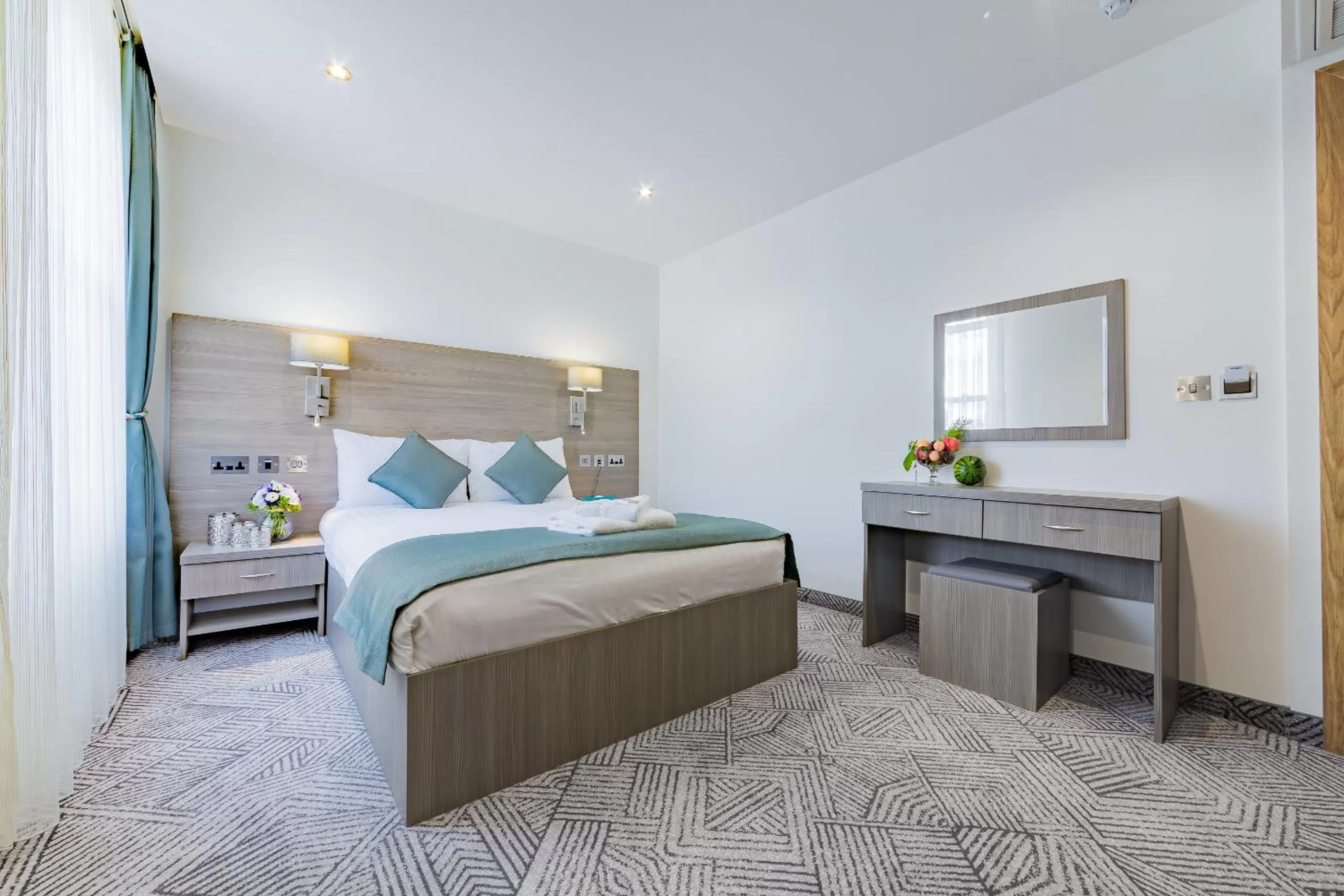 Photo of the whole room, Bed in The Lion & Key Hotel