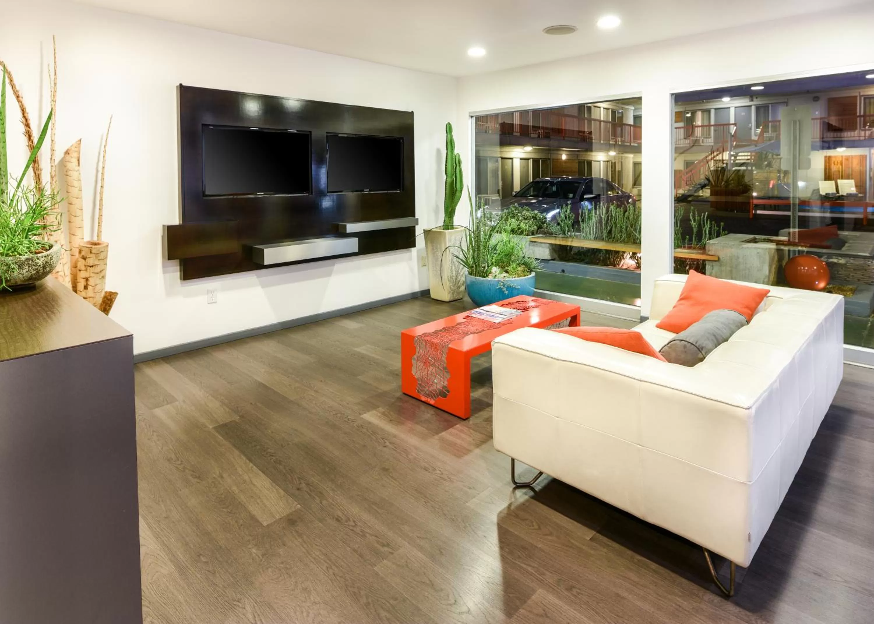 Lobby or reception in The Tangerine - a Burbank Hotel