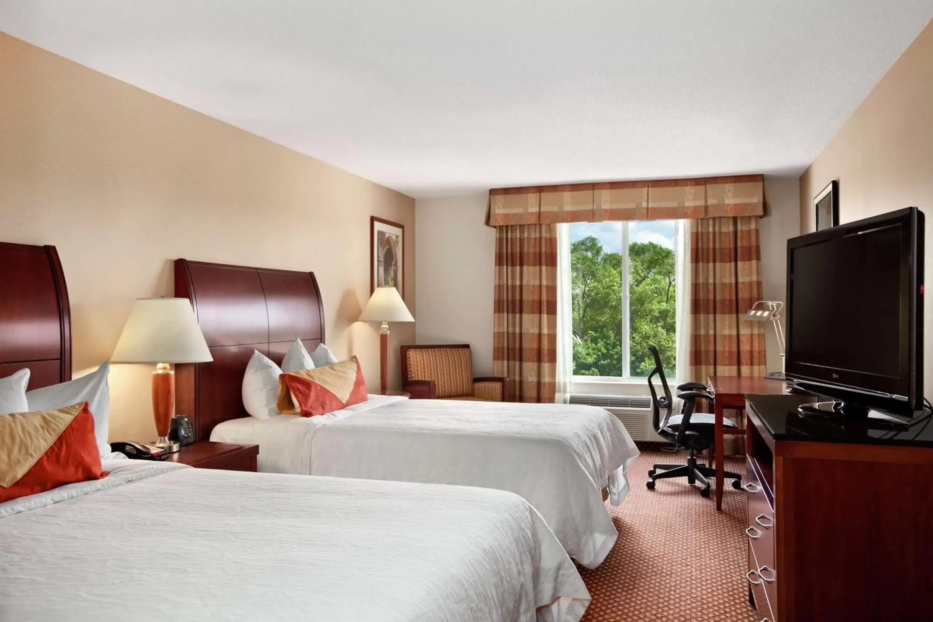 Bed, TV/Entertainment Center in Hilton Garden Inn Oakbrook Terrace