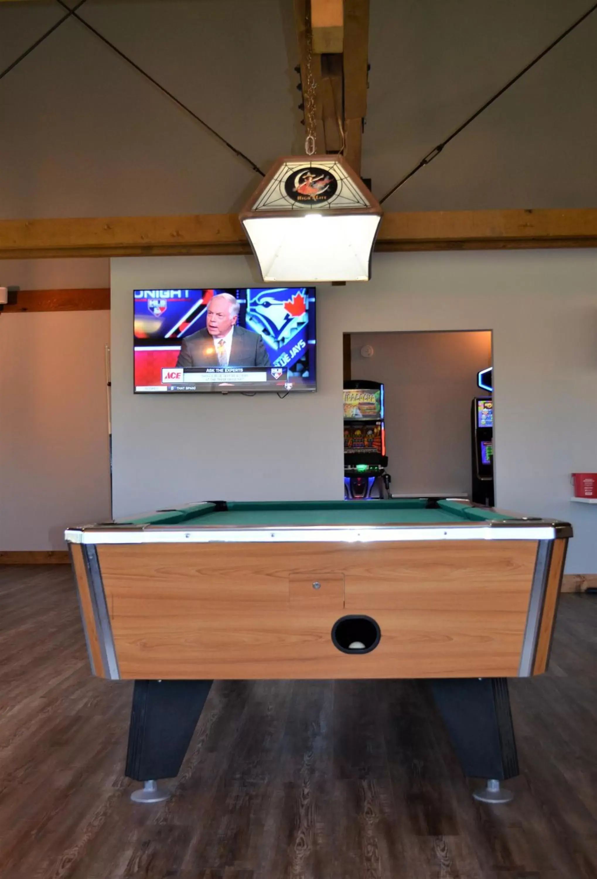 Billiard, TV/Entertainment Center in Shilo Inns Suites The Dalles