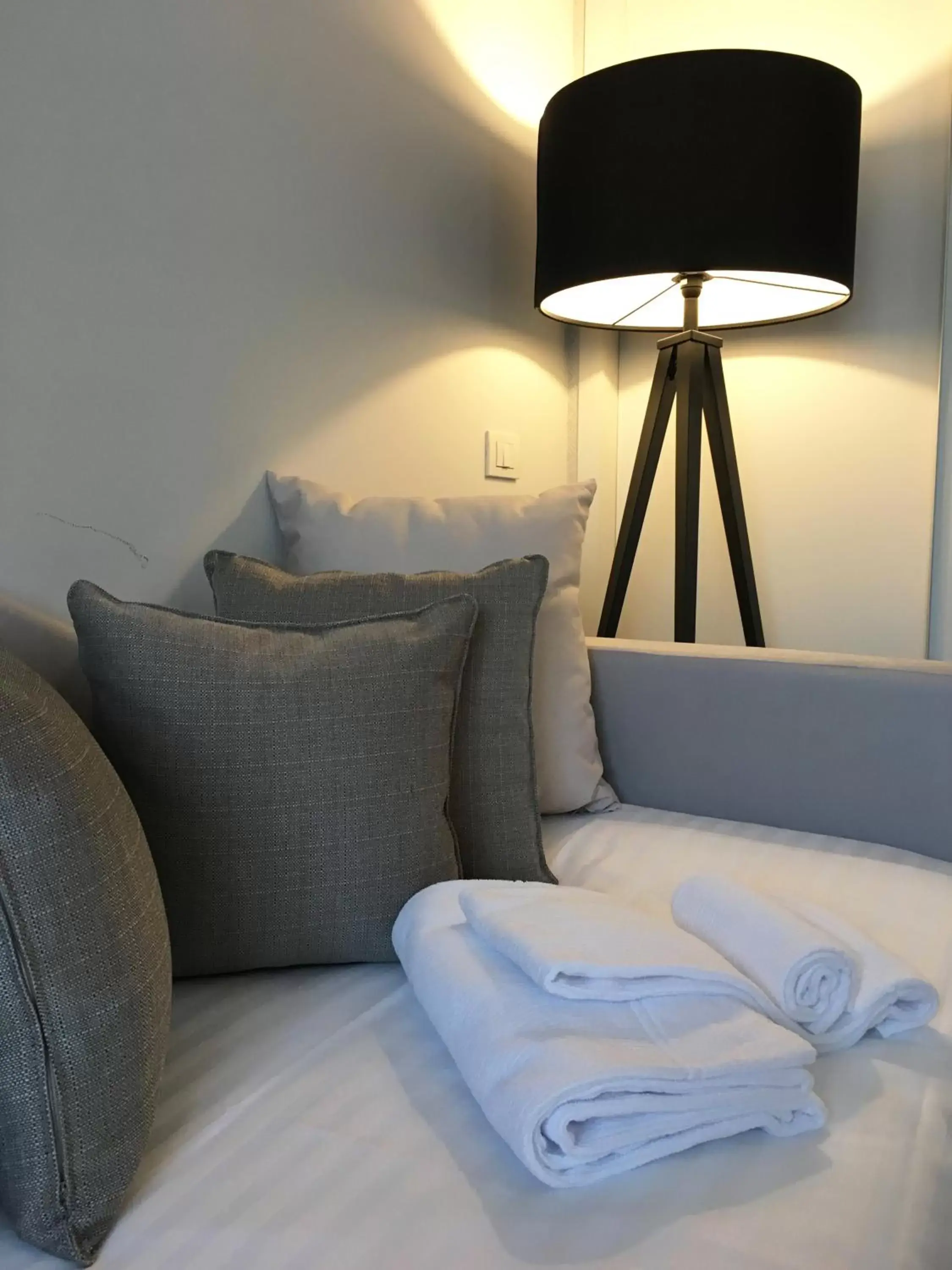 Bed, Seating Area in Hotel De La Ville