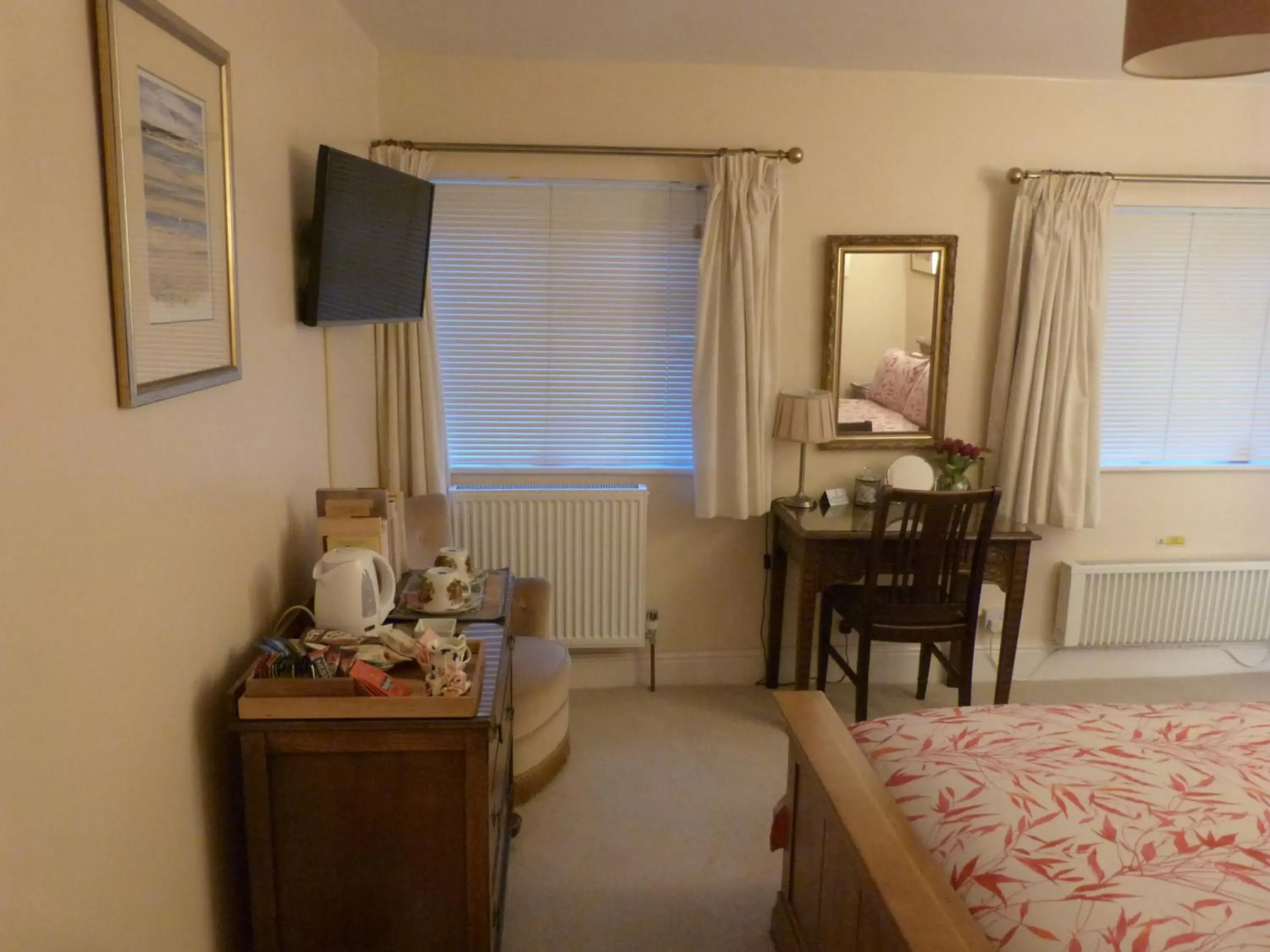 Bedroom, TV/Entertainment Center in The Old Posthouse B&B