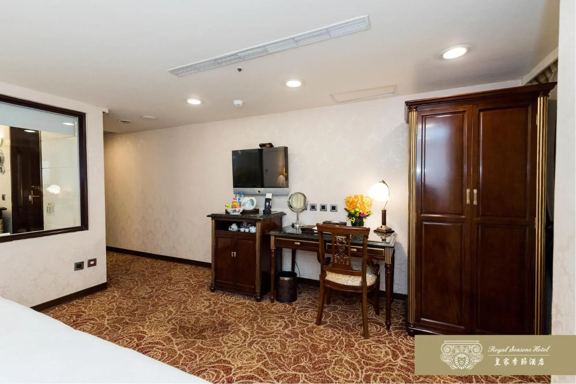 Photo of the whole room, TV/Entertainment Center in Royal Seasons Hotel Taipei-Nanjing W