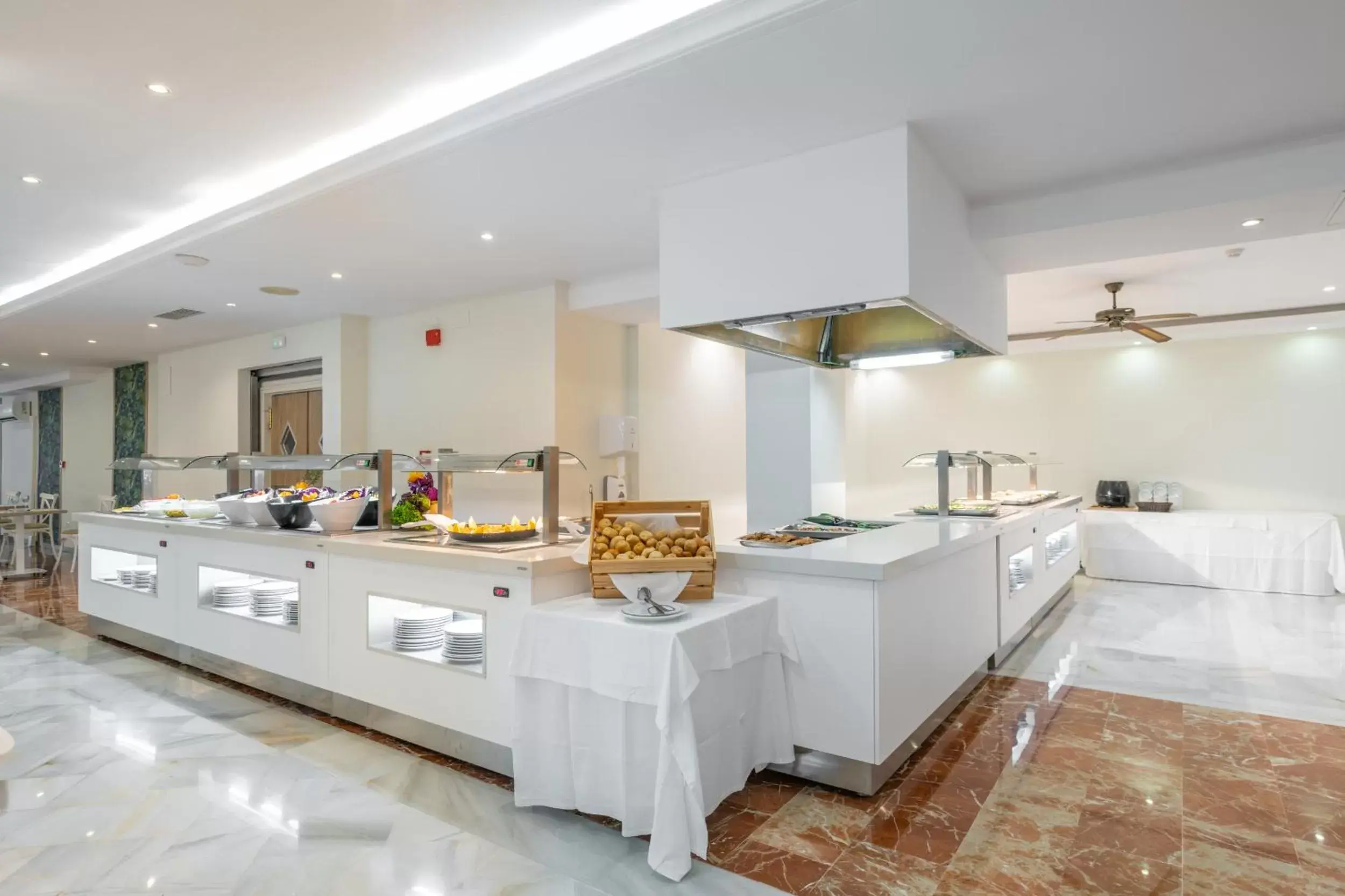 Restaurant/places to eat, Kitchen/Kitchenette in Hotel Nerja Club Spa by Dorobe