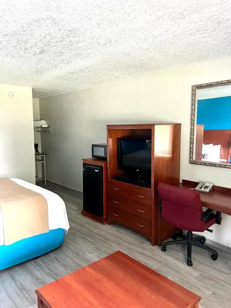 TV and multimedia, TV/Entertainment Center in Royale Inn