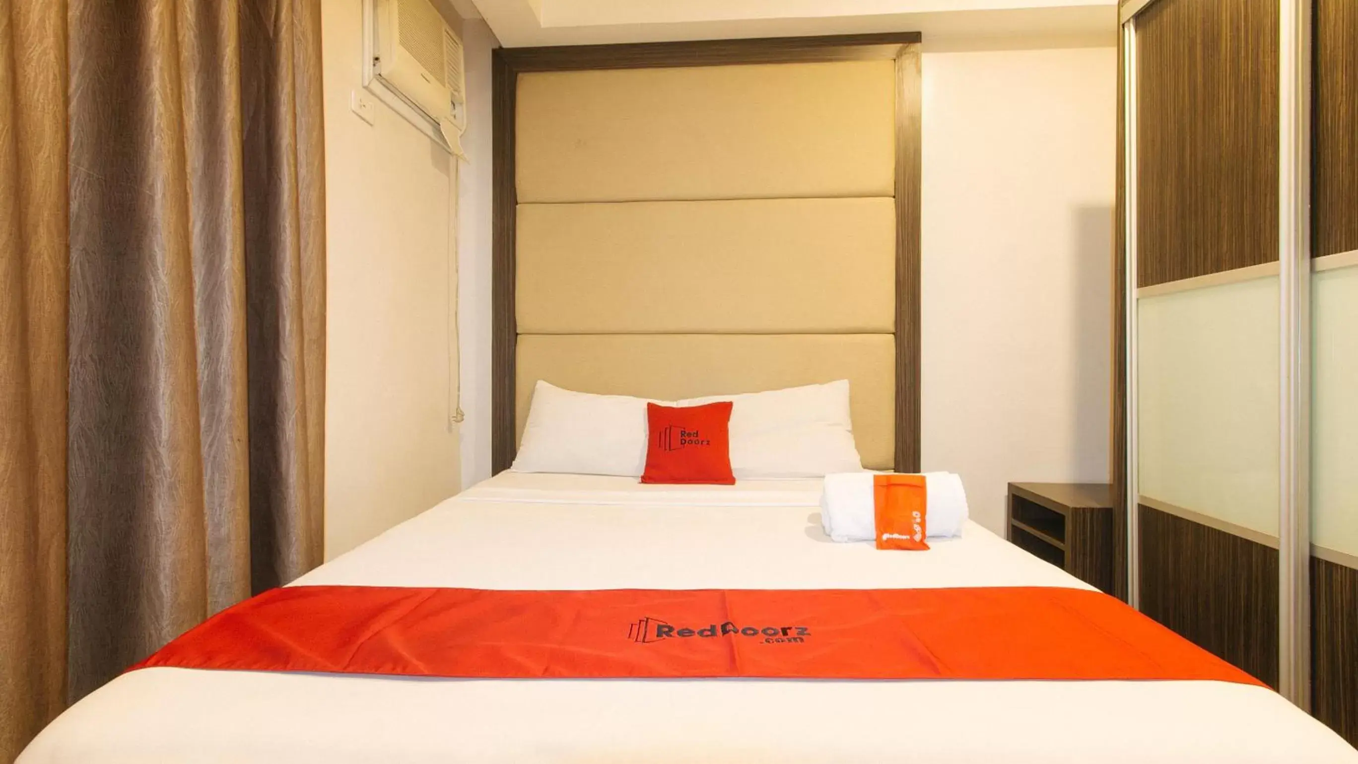 Bed in RedDoorz Premium @ West Avenue Quezon City