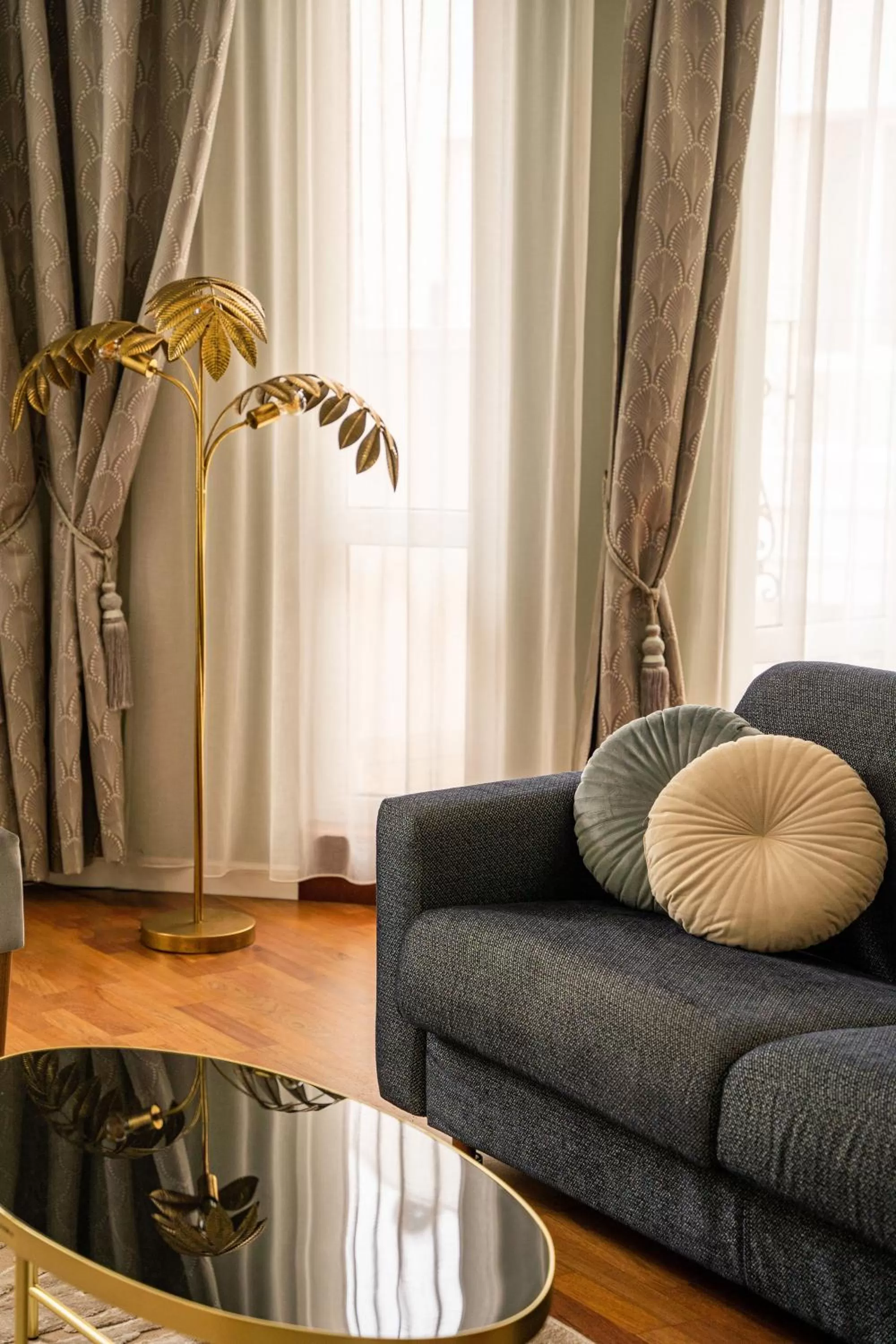 Living room in Queen's Court Hotel & Residence