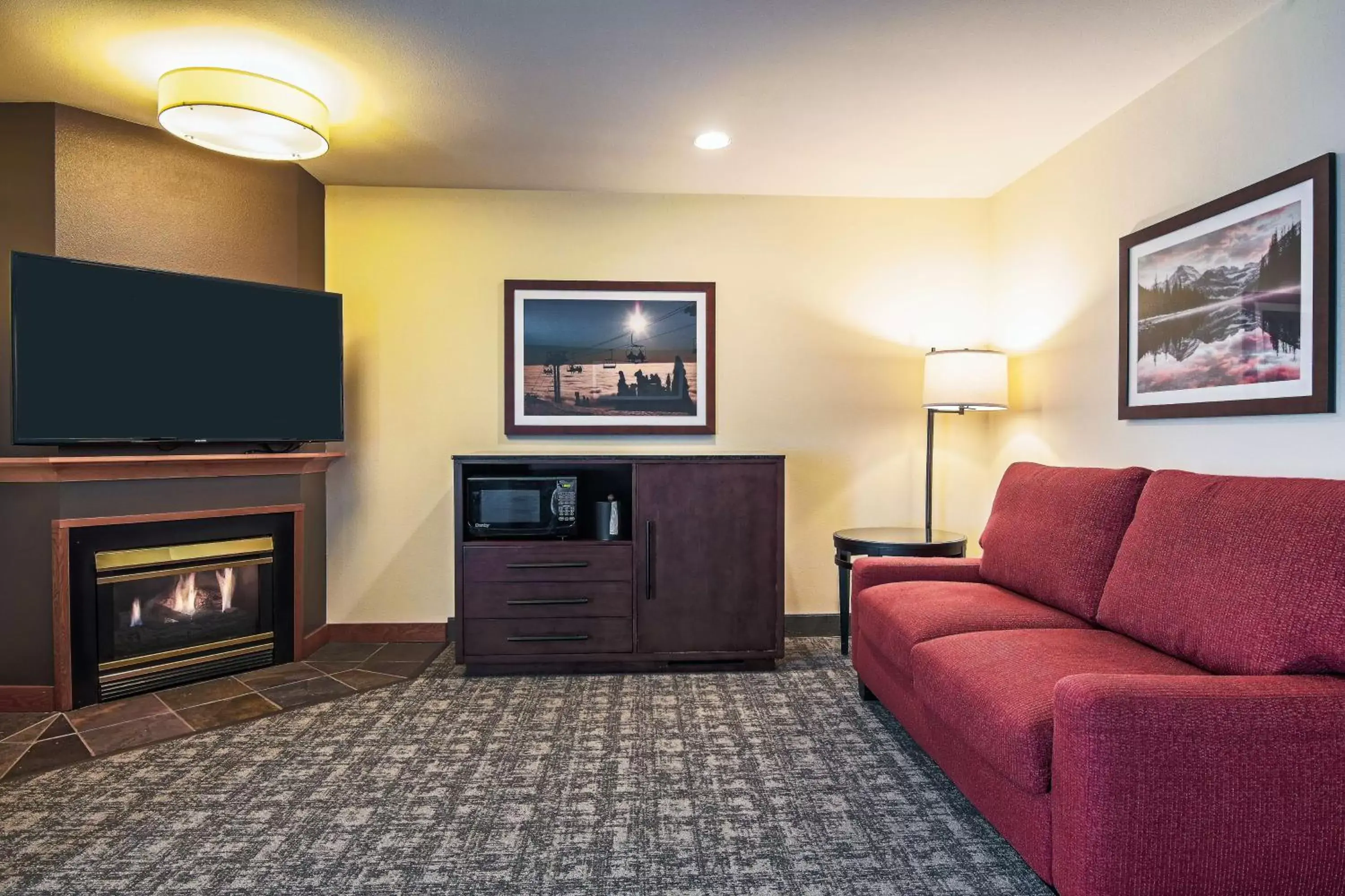 Photo of the whole room, TV/Entertainment Center in Best Western Rocky Mountain Lodge
