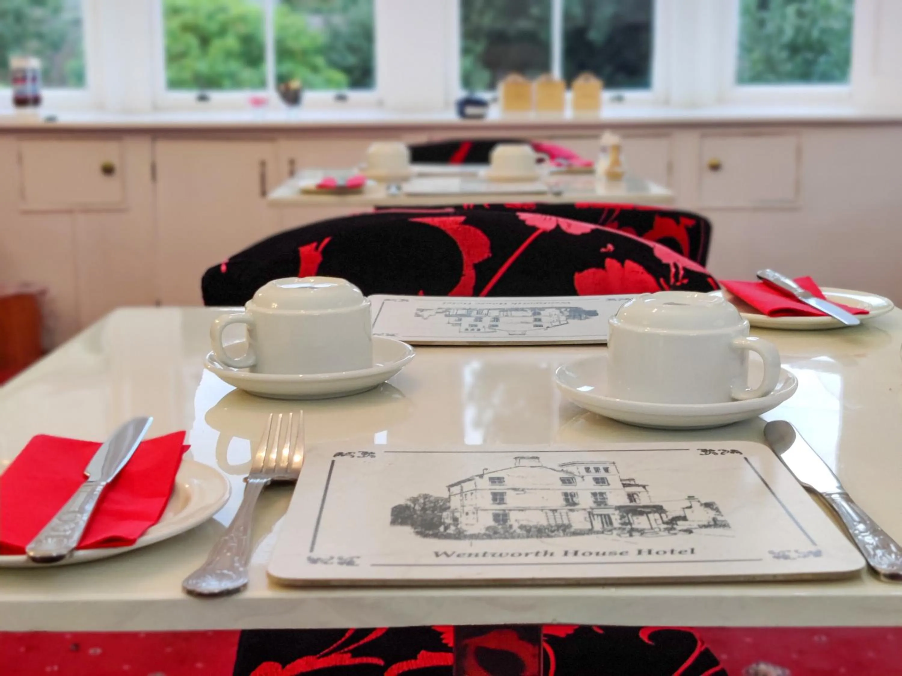 Dining area in Wentworth House - Free Parking