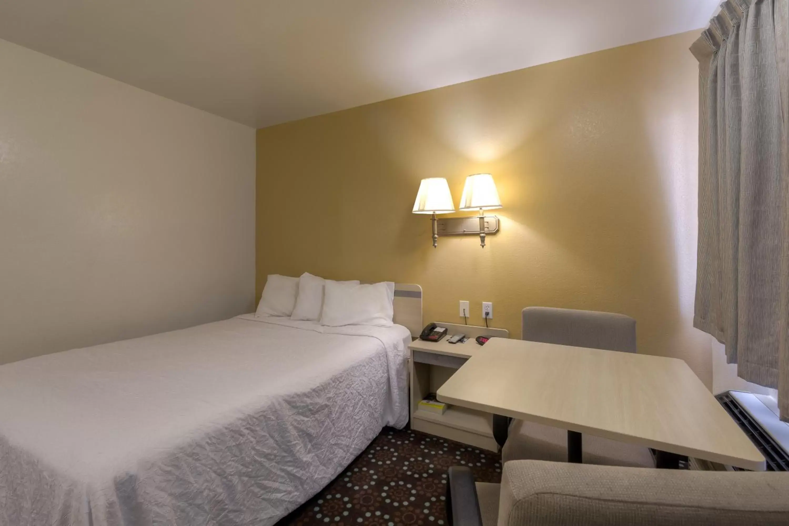 Bed in Americas Best Value Inn Amarillo Airport/Grand Street