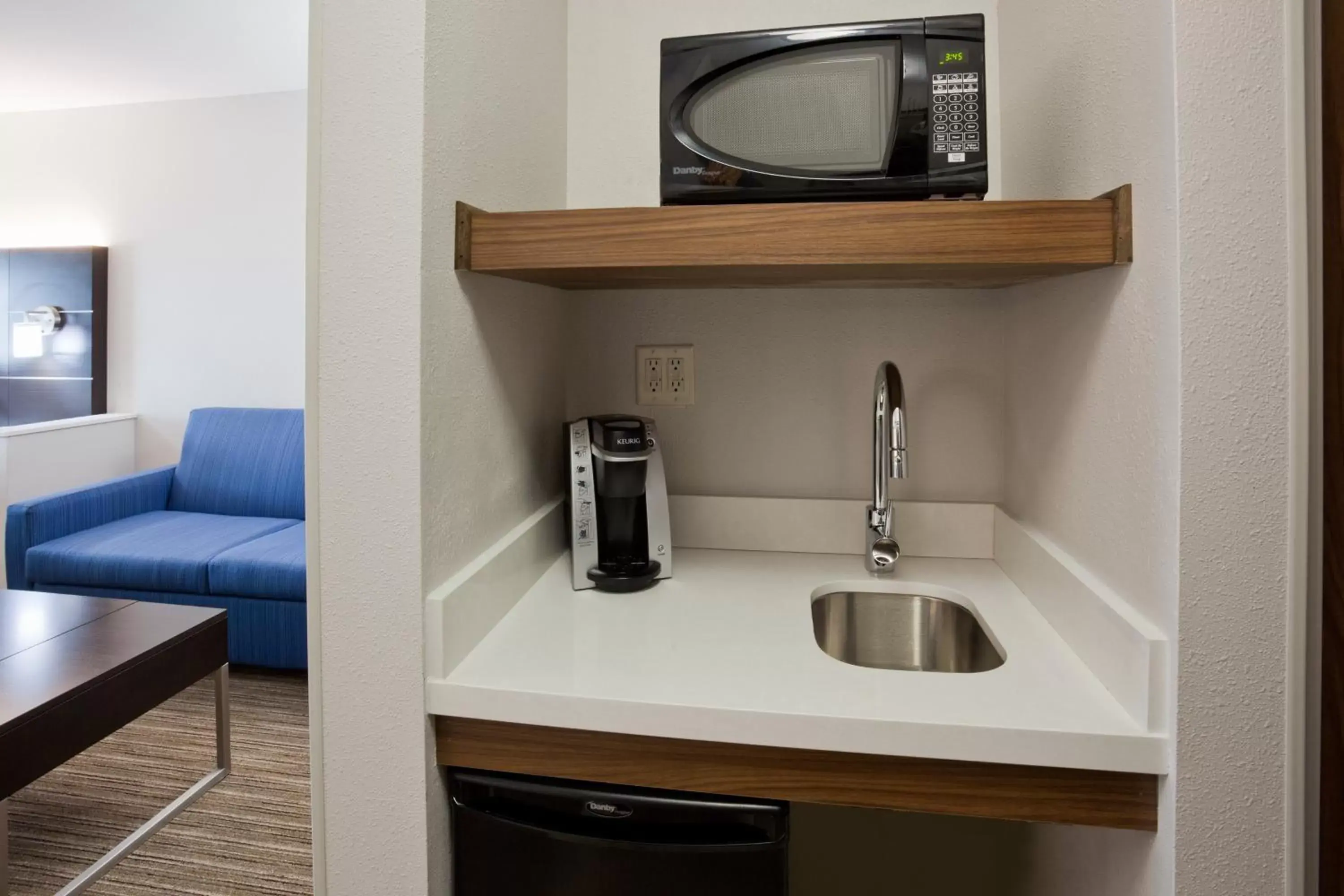 Bedroom, Kitchen/Kitchenette in Holiday Inn Express & Suites - Dickinson, an IHG Hotel