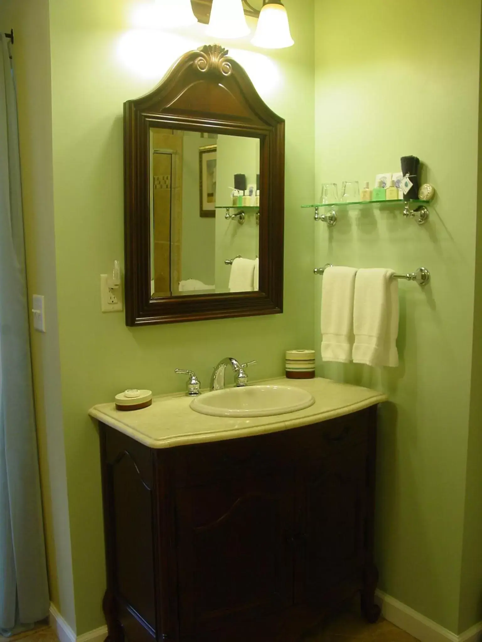 Bathroom in Brookside Mountain Mist Inn