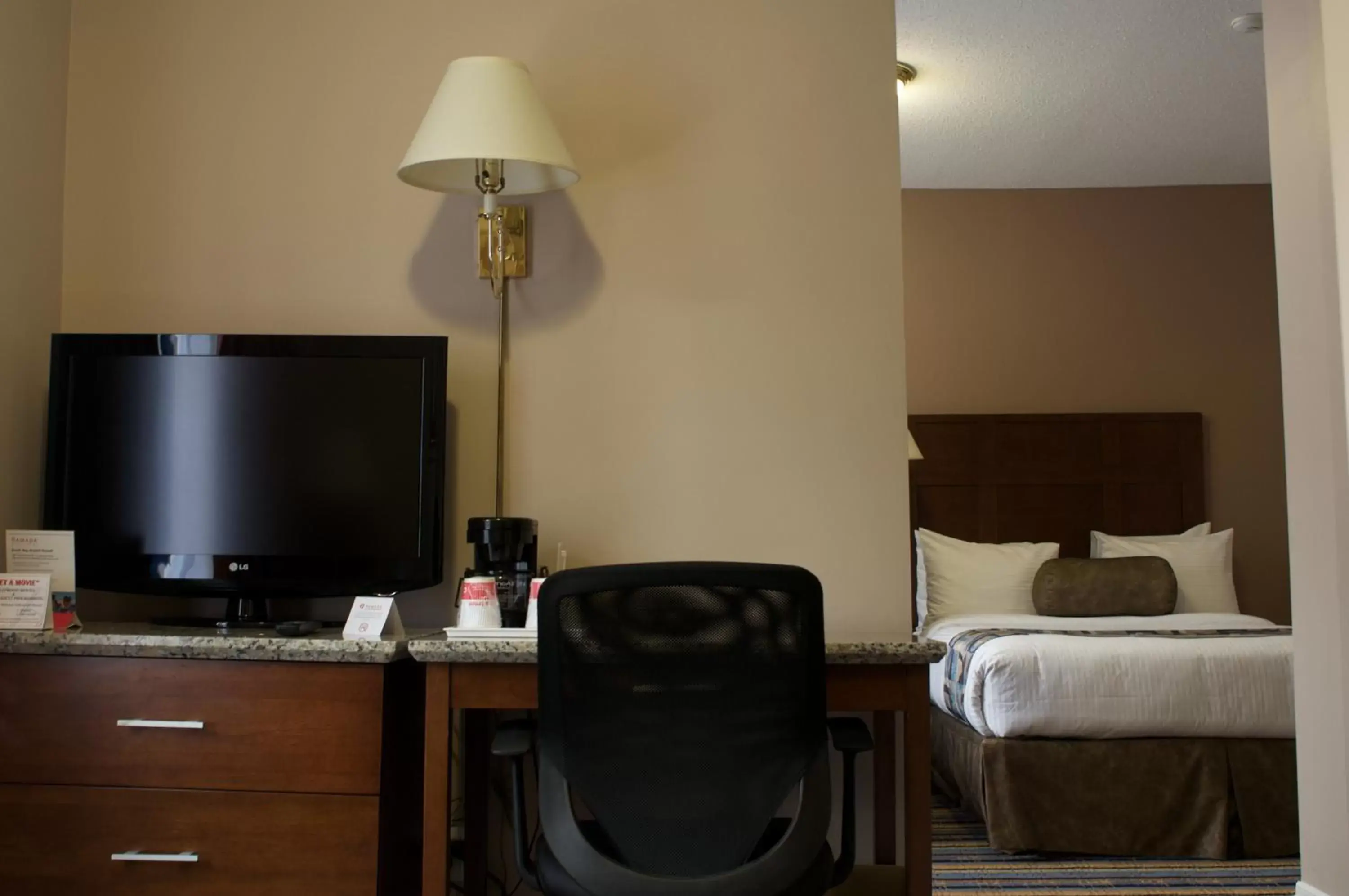 Bed, TV/Entertainment Center in Quality Inn & Suites