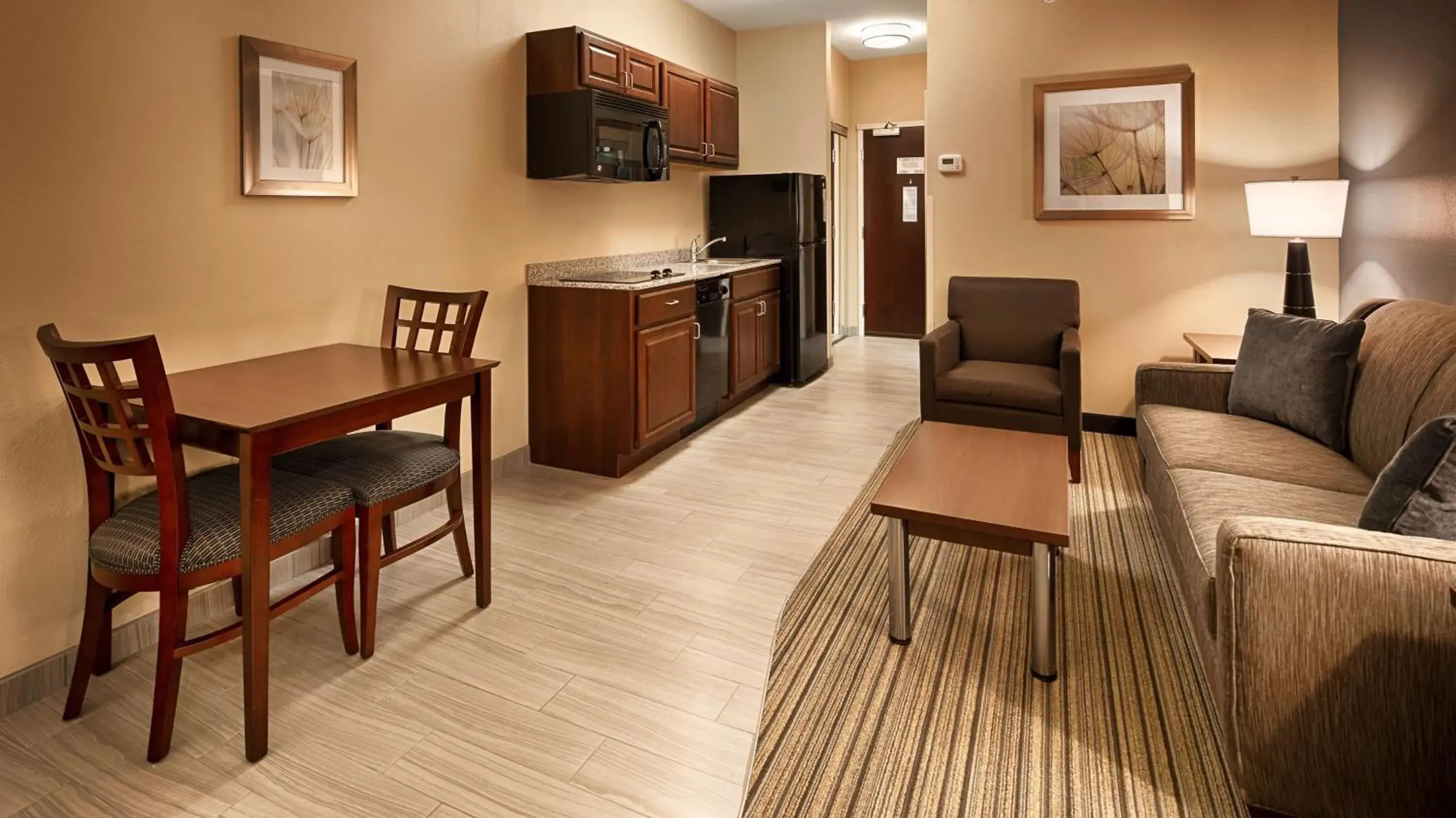 Photo of the whole room, Seating Area in Best Western Plus Boardman Inn & Suites