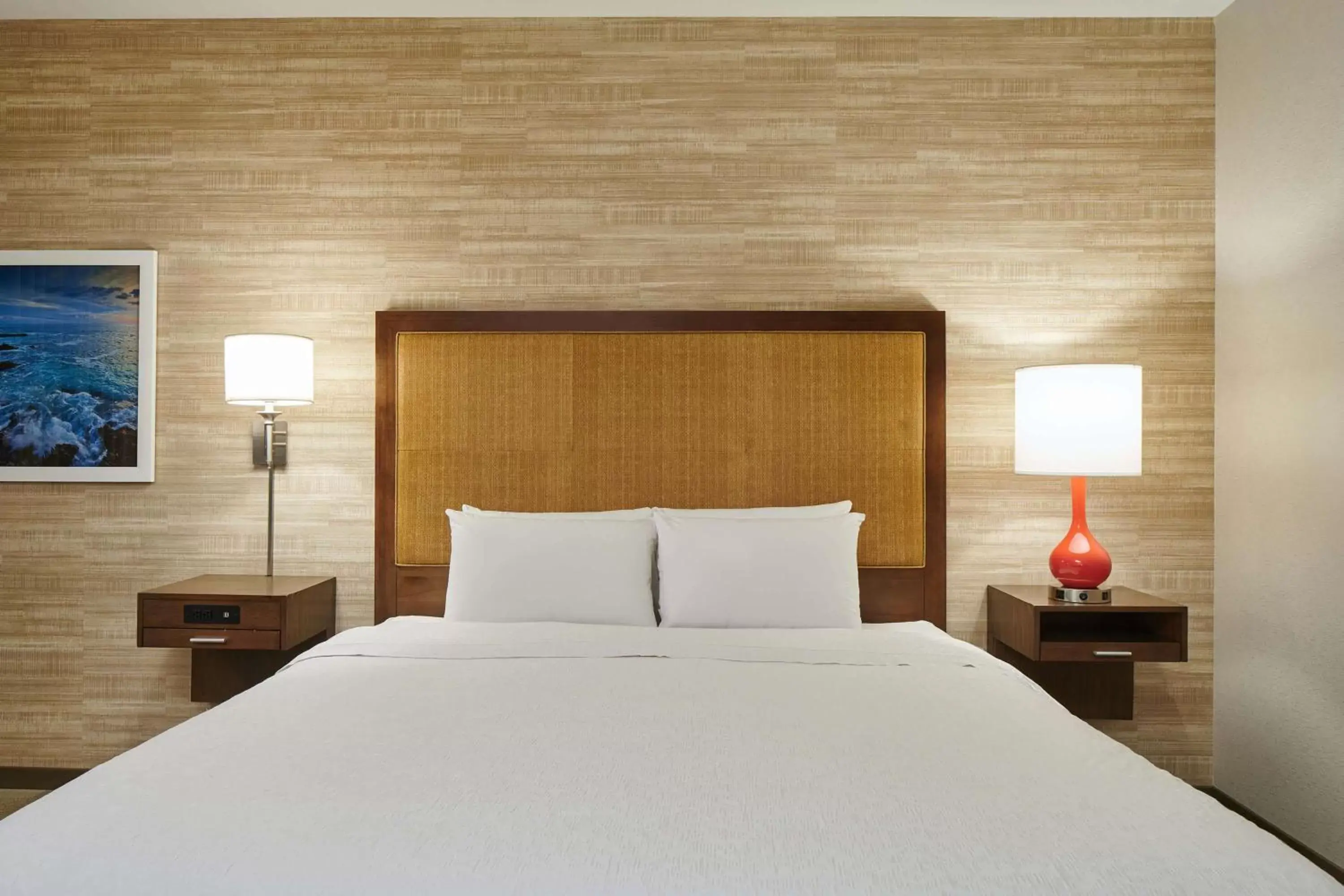 Bed in Hampton Inn & Suites Oahu/Kapolei, HI - FREE Breakfast