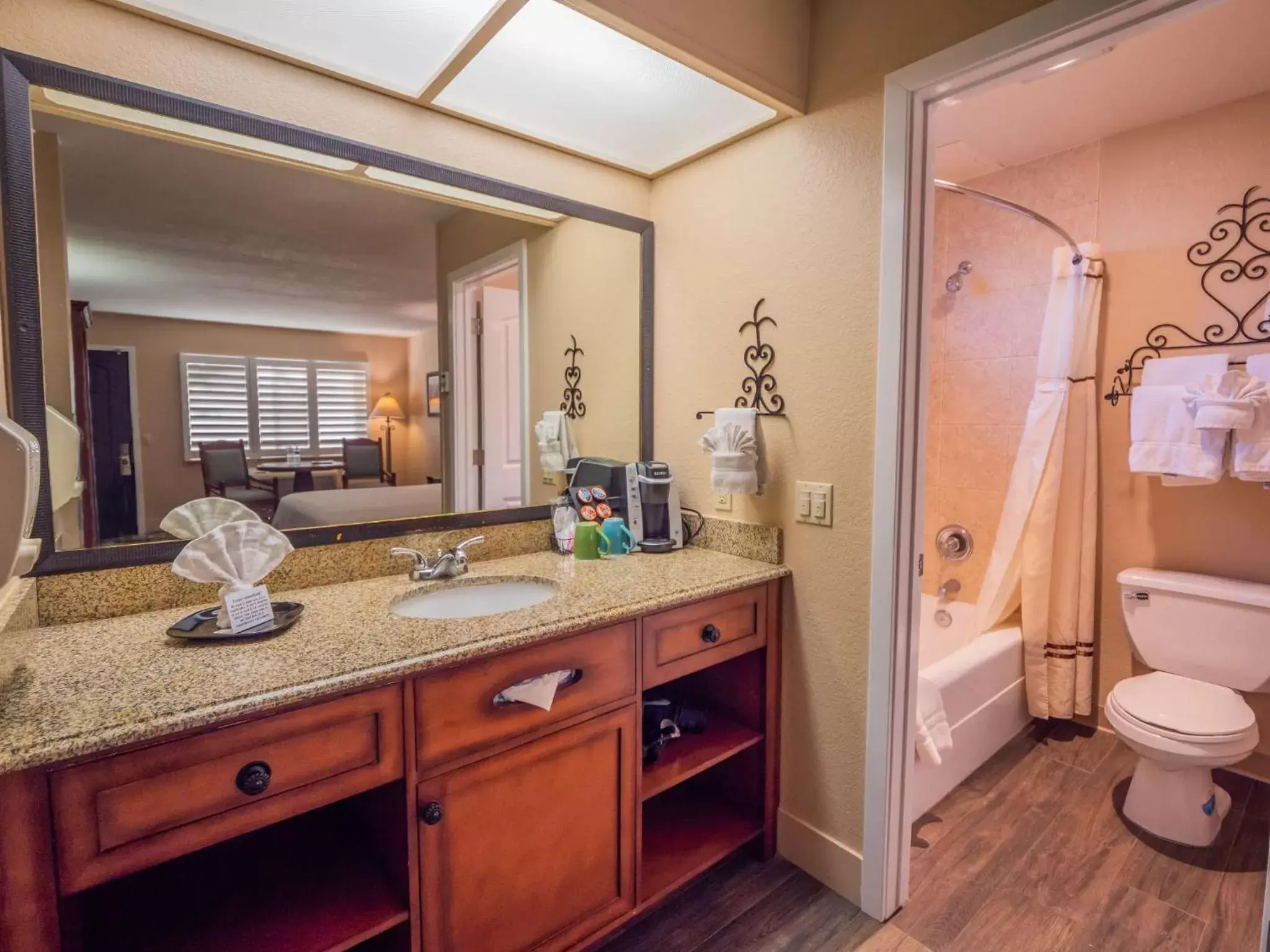 Bathroom in Casa Ojai Inn