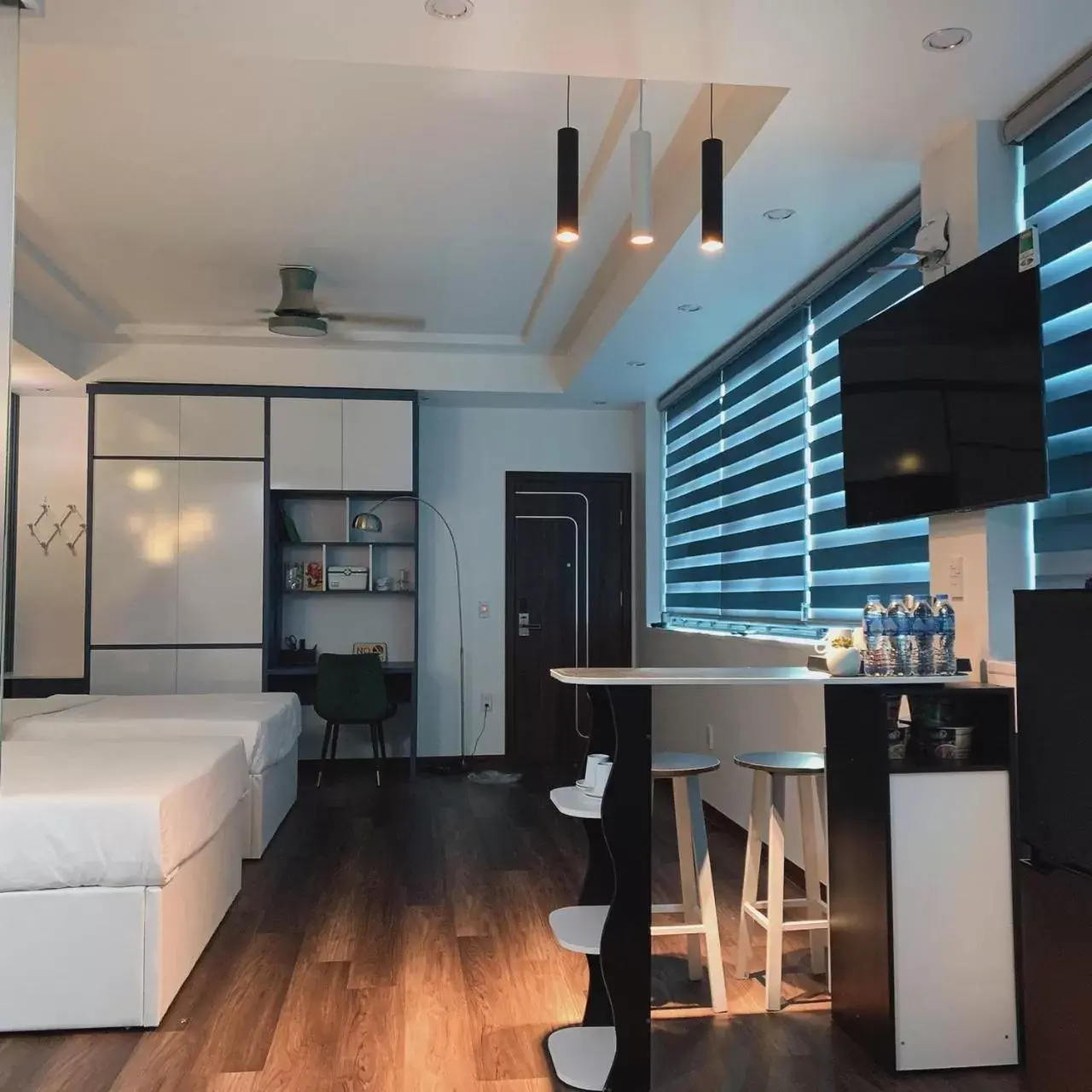 Lounge or bar, Kitchen/Kitchenette in Mio Hotel Lounge or bar, Kitchen/Kitchenette in Mio Hotel