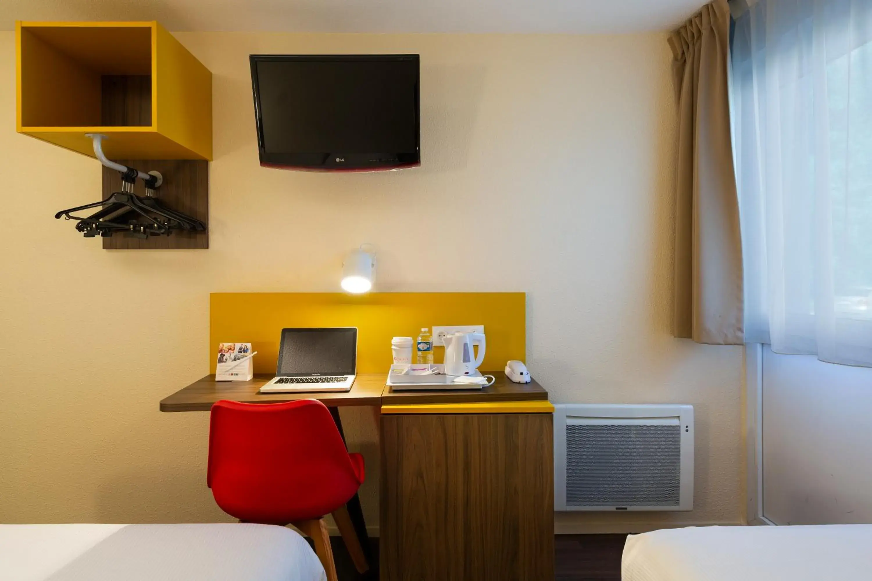 Bedroom, TV/Entertainment Center in Comfort Hotel Lille Lomme