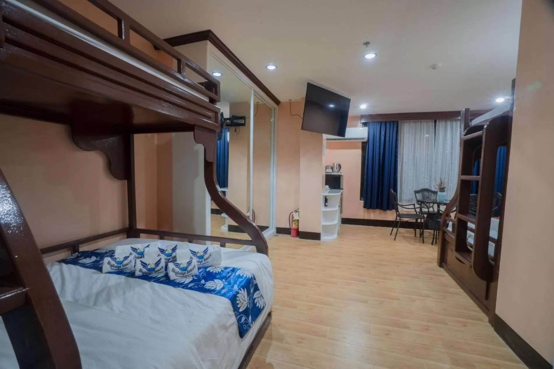 Photo of the whole room, Bed in Skylodge Resort