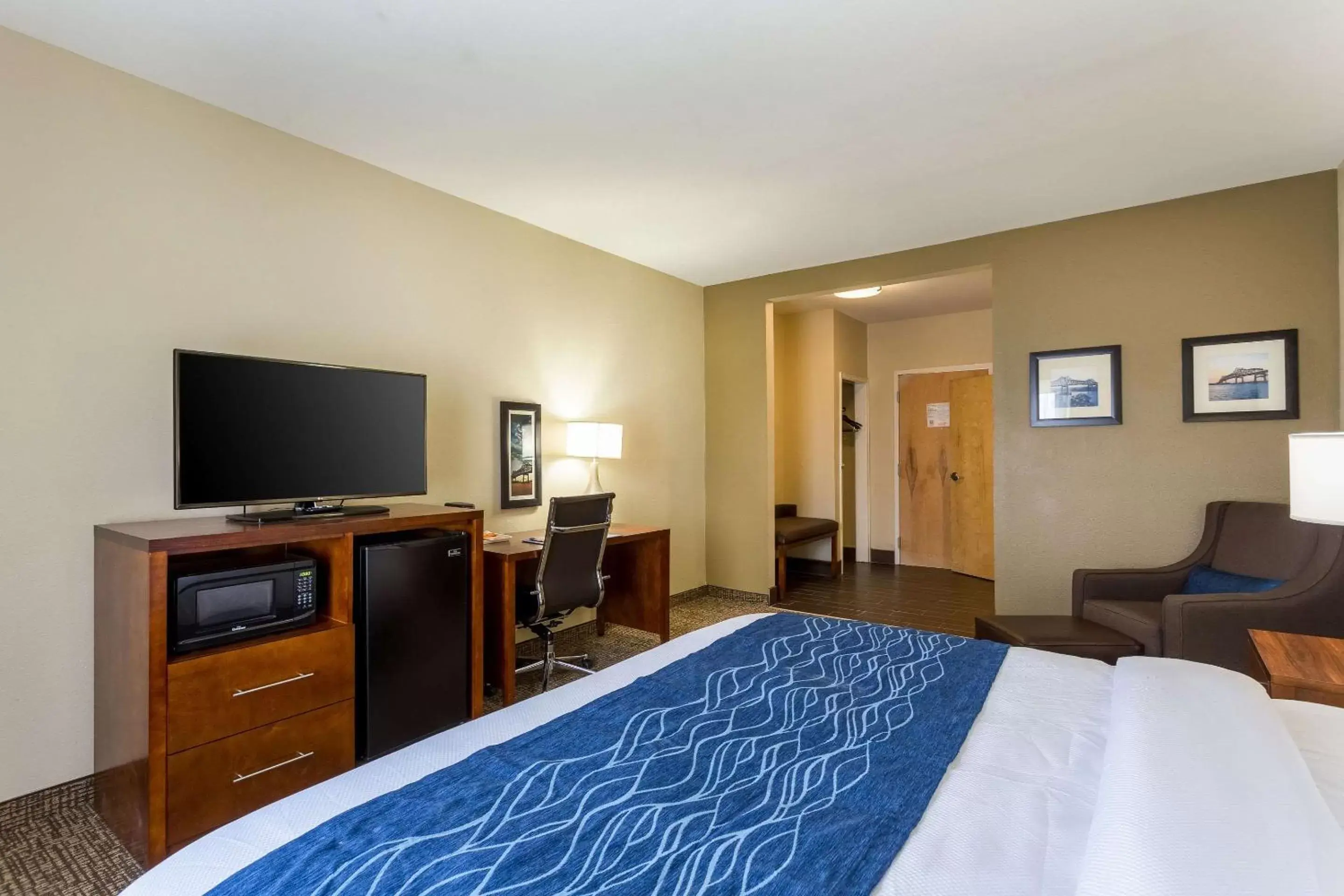 Photo of the whole room, TV/Entertainment Center in Comfort Inn & Suites Baton Rouge Airport