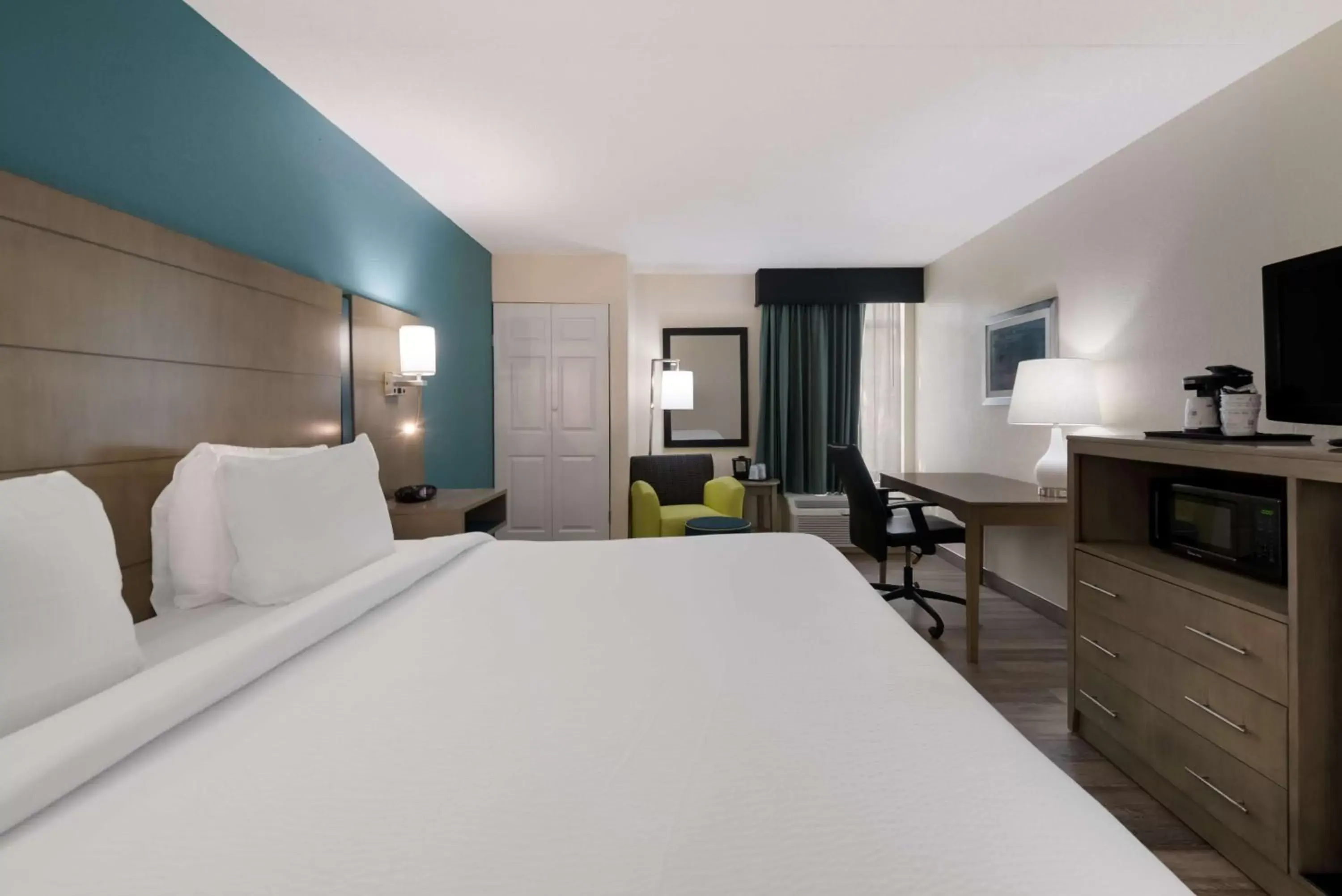 Bedroom, Bed in Best Western Hampton Coliseum Inn