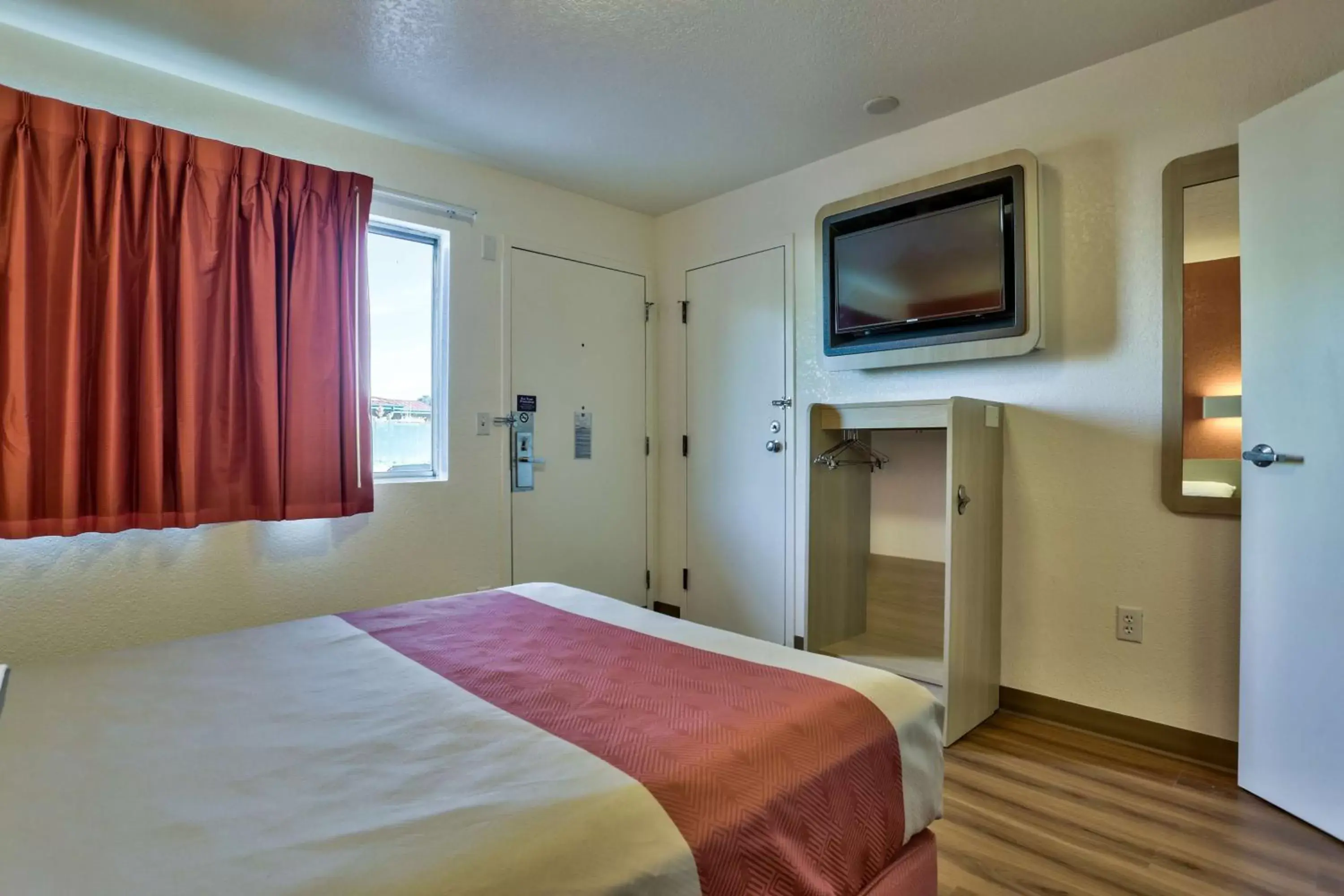 TV and multimedia, Room Photo in Motel 6-Flagstaff, AZ - Butler