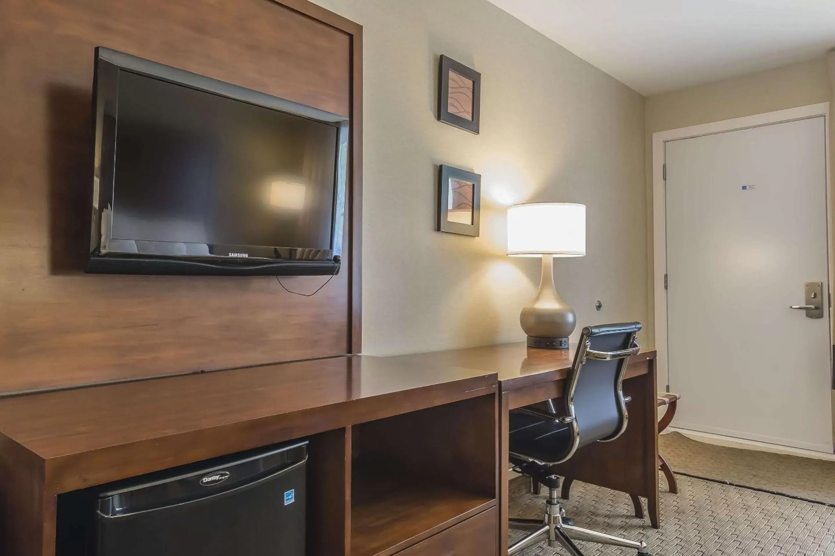 Photo of the whole room, TV/Entertainment Center in Comfort Inn St-Georges