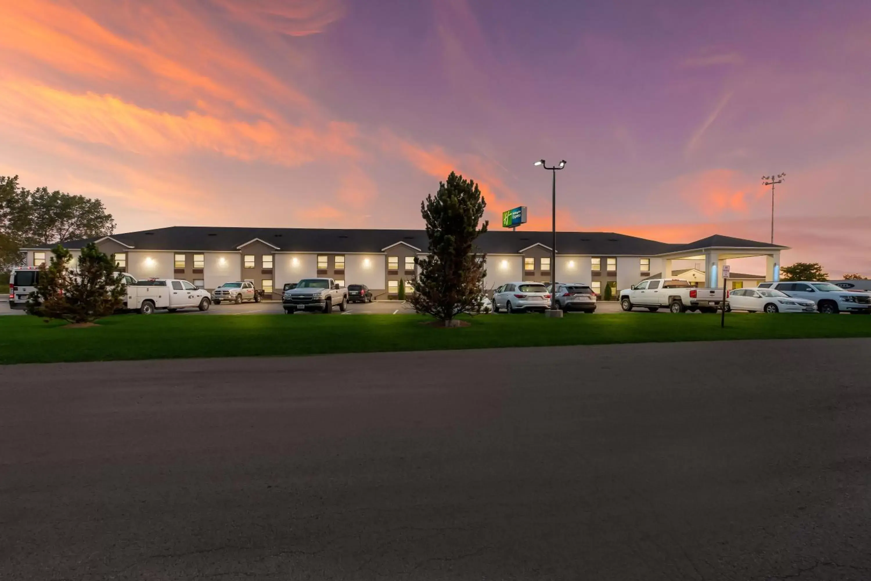 Property building in Holiday Inn Express London-I-70 by IHG Property building in Holiday Inn Express London-I-70 by IHG