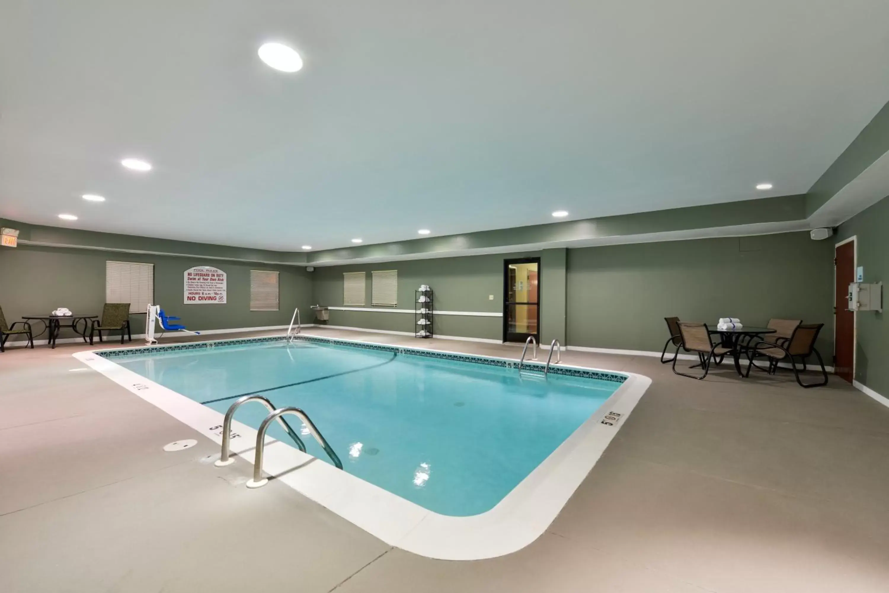 Swimming pool in Best Western North Attleboro - Providence Beltway Swimming pool in Best Western North Attleboro - Providence Beltway