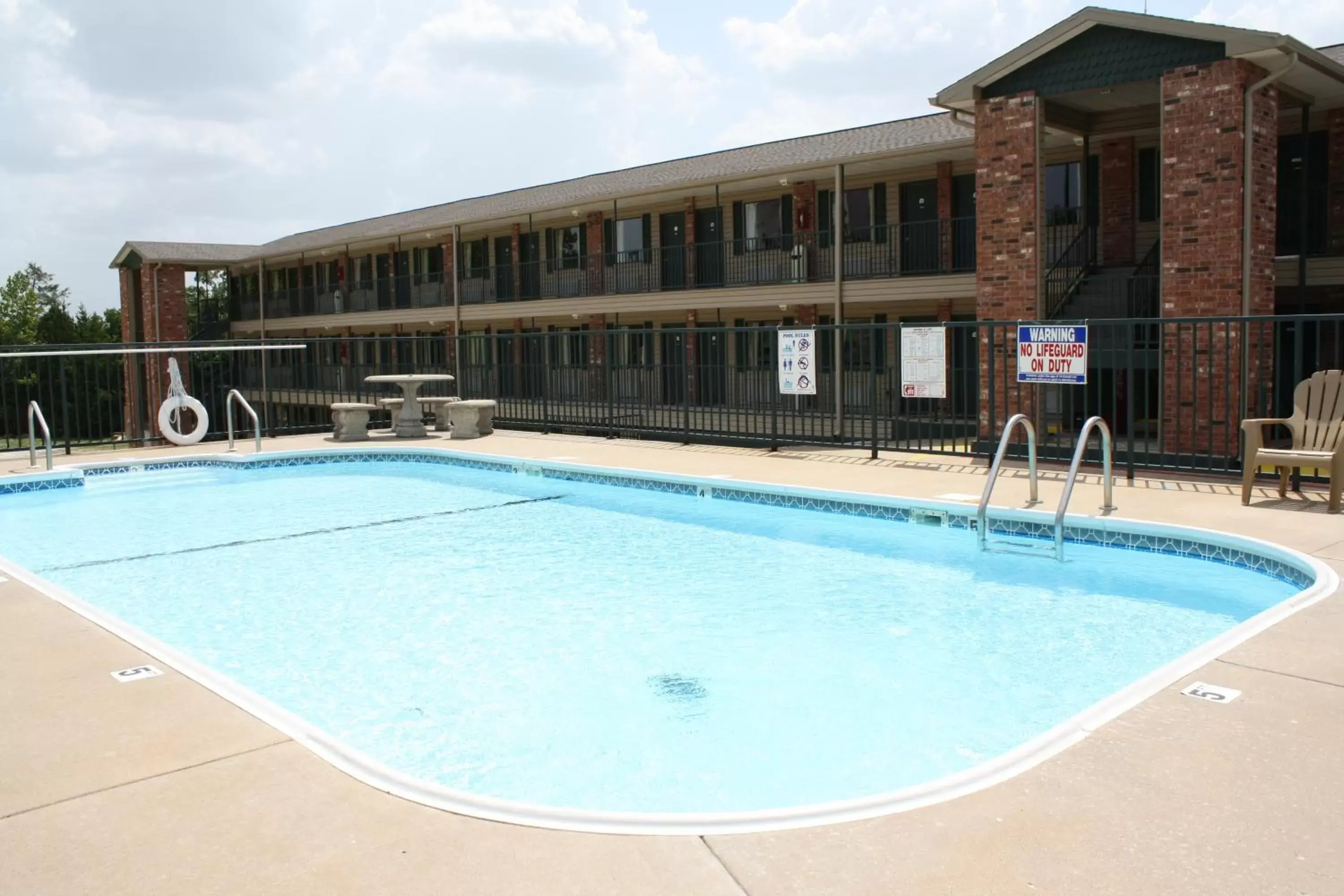 Swimming Pool in Green Gables Inn