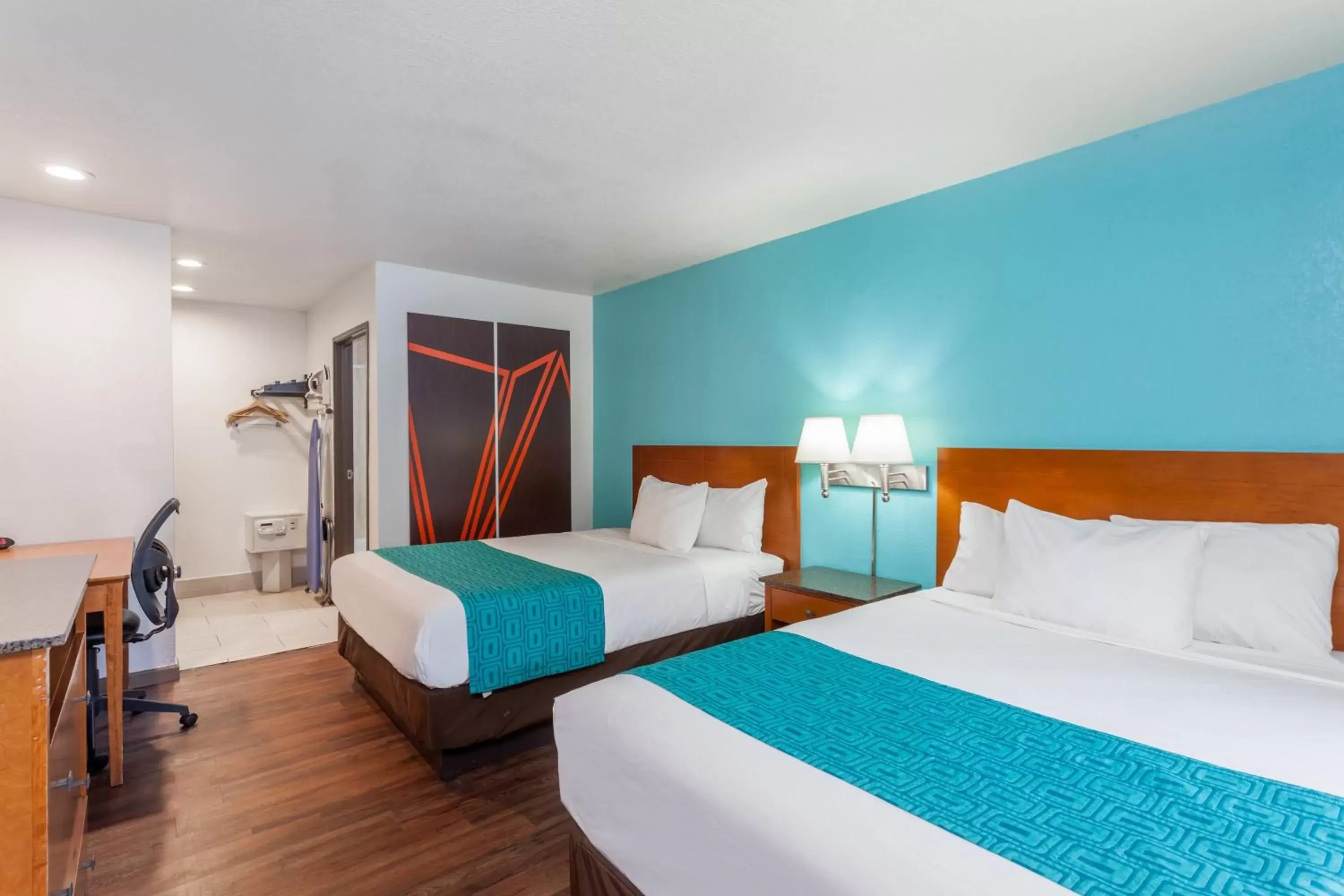 Photo of the whole room, Bed in Howard Johnson by Wyndham National City/San Diego South