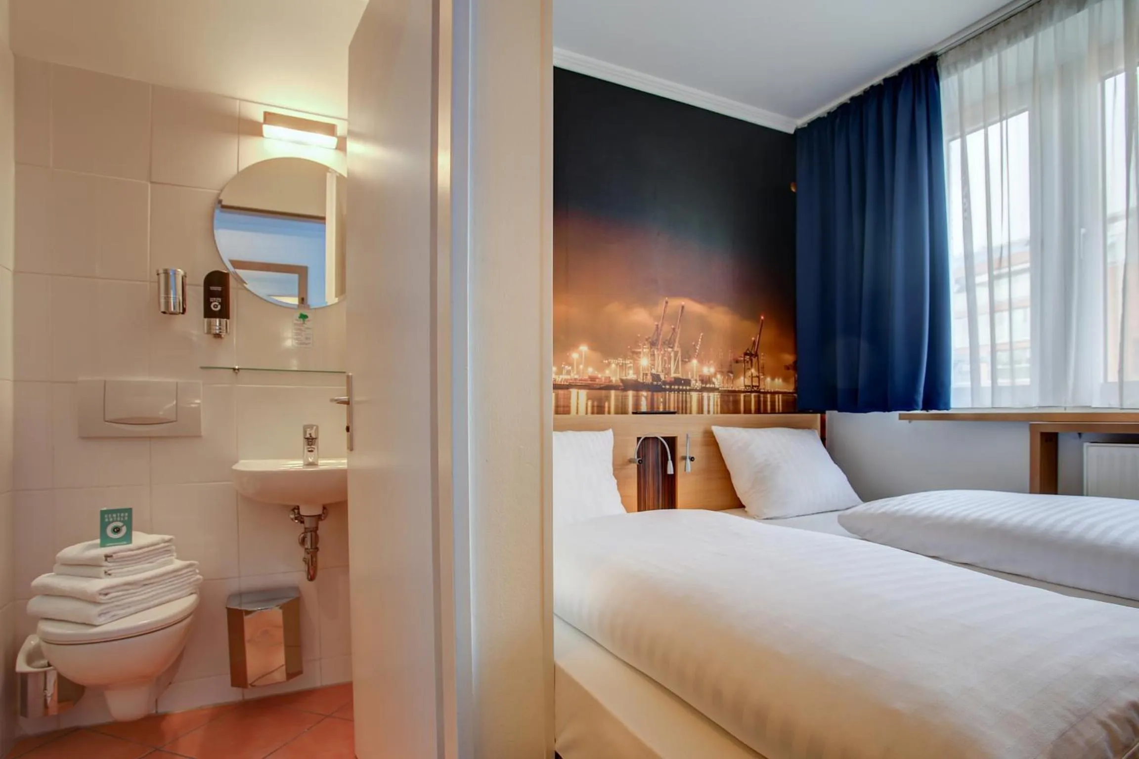 Bathroom, Bed in Hotel Keese Hamburg