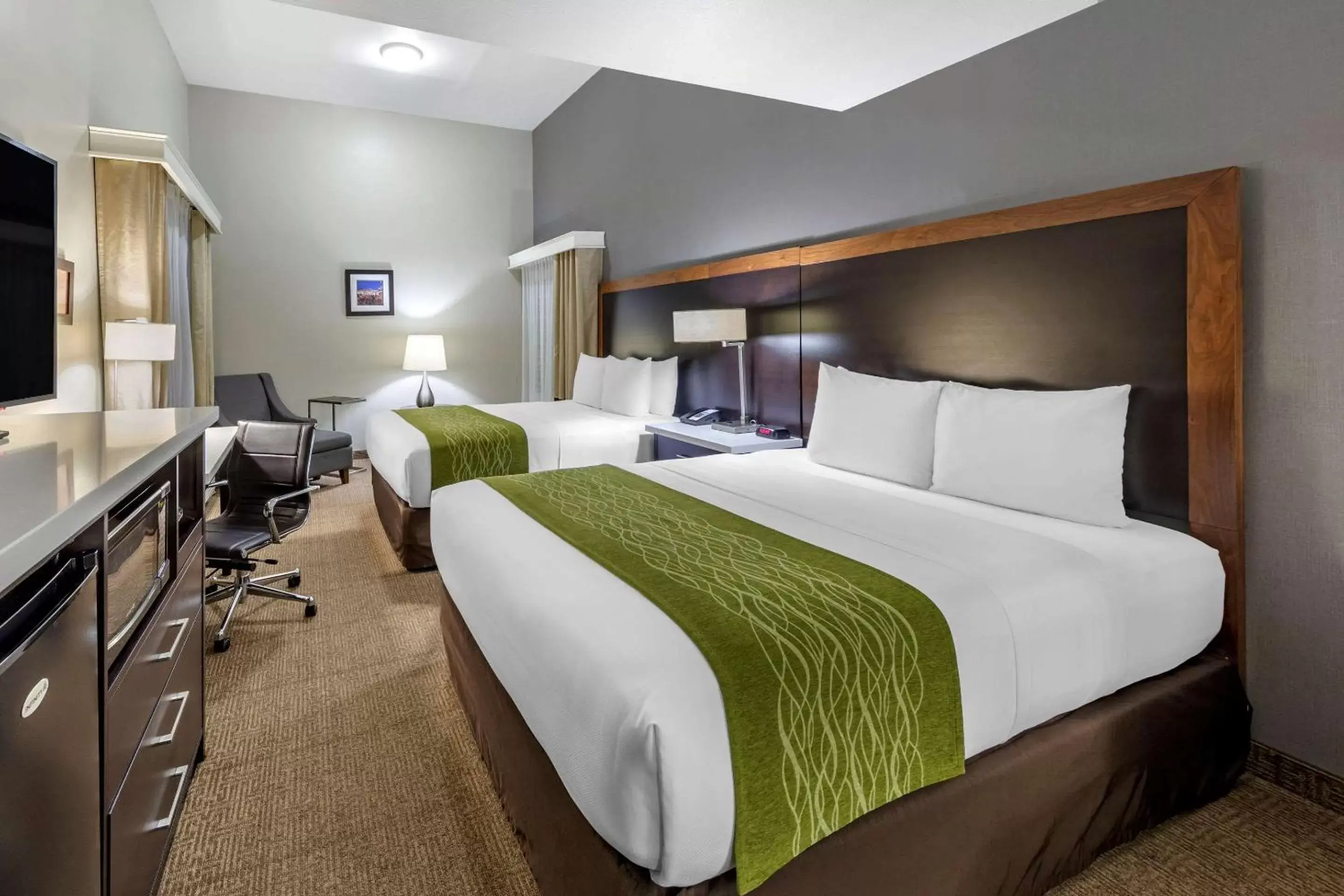 Bedroom, Bed in Comfort Inn & Suites Near Universal - North Hollywood – Burbank