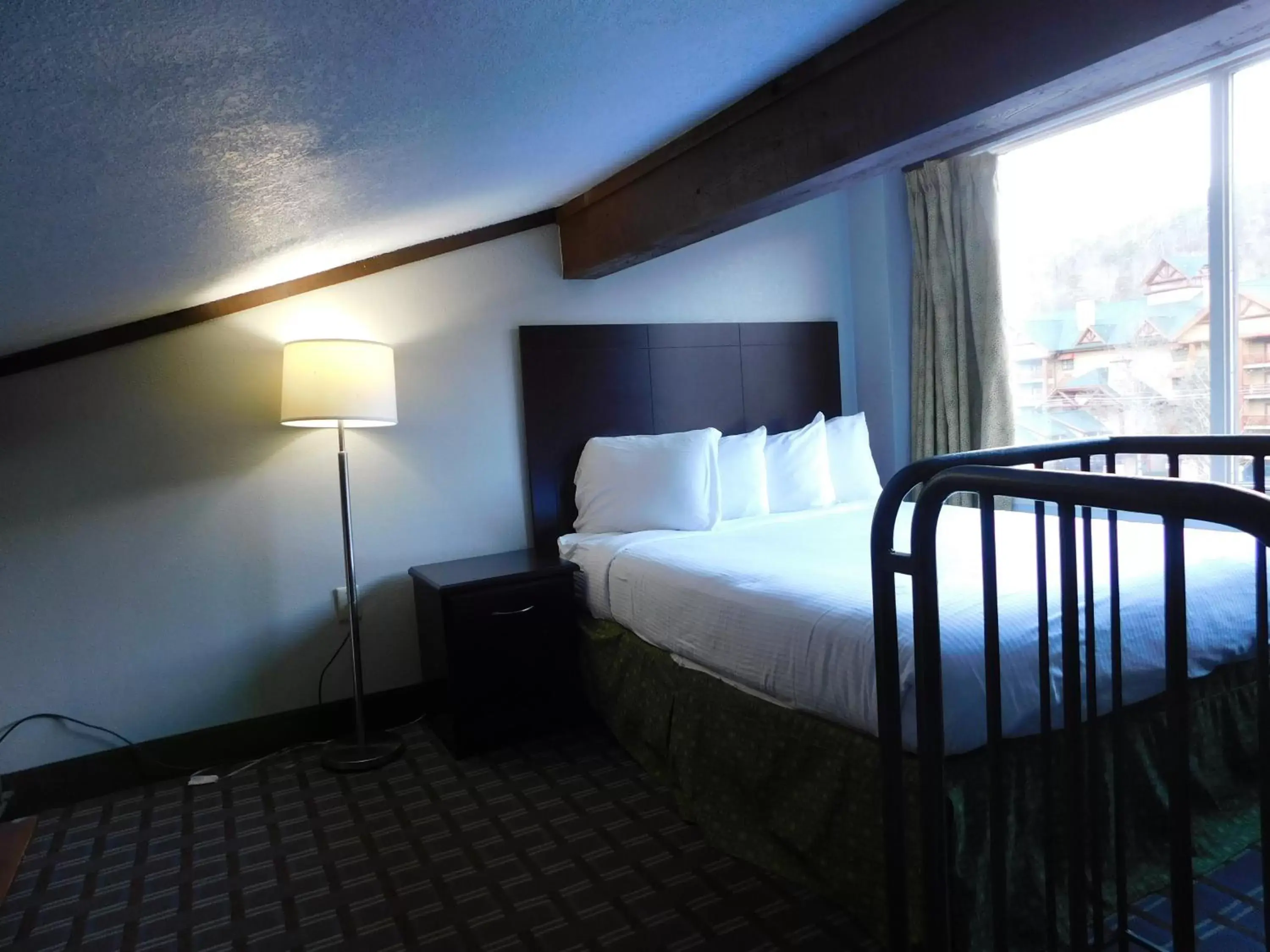 Bed in Days Inn & Suites by Wyndham Downtown Gatlinburg Parkway