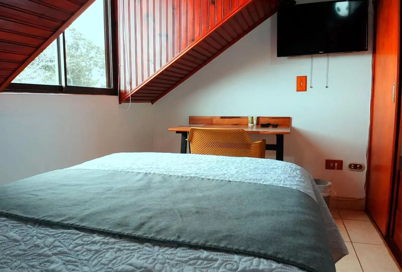 TV and multimedia, Bed in Trebol Amarillo Bed & Breakfast