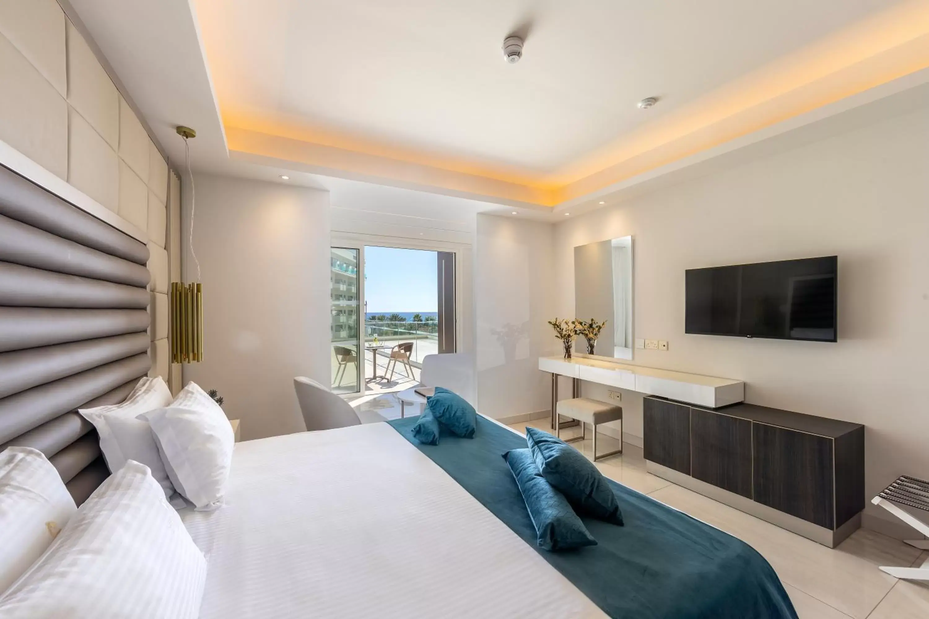 Bed, TV/Entertainment Center in Chrysomare Beach Hotel & Resort