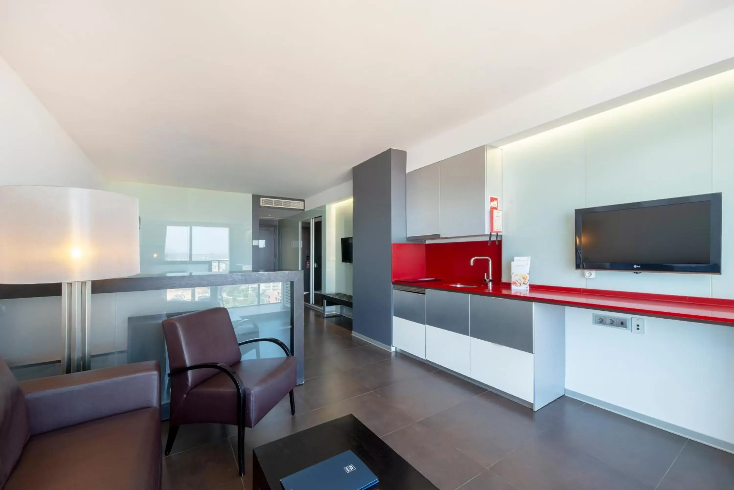 Kitchen or kitchenette, TV/Entertainment Center in RR Hotel da Rocha