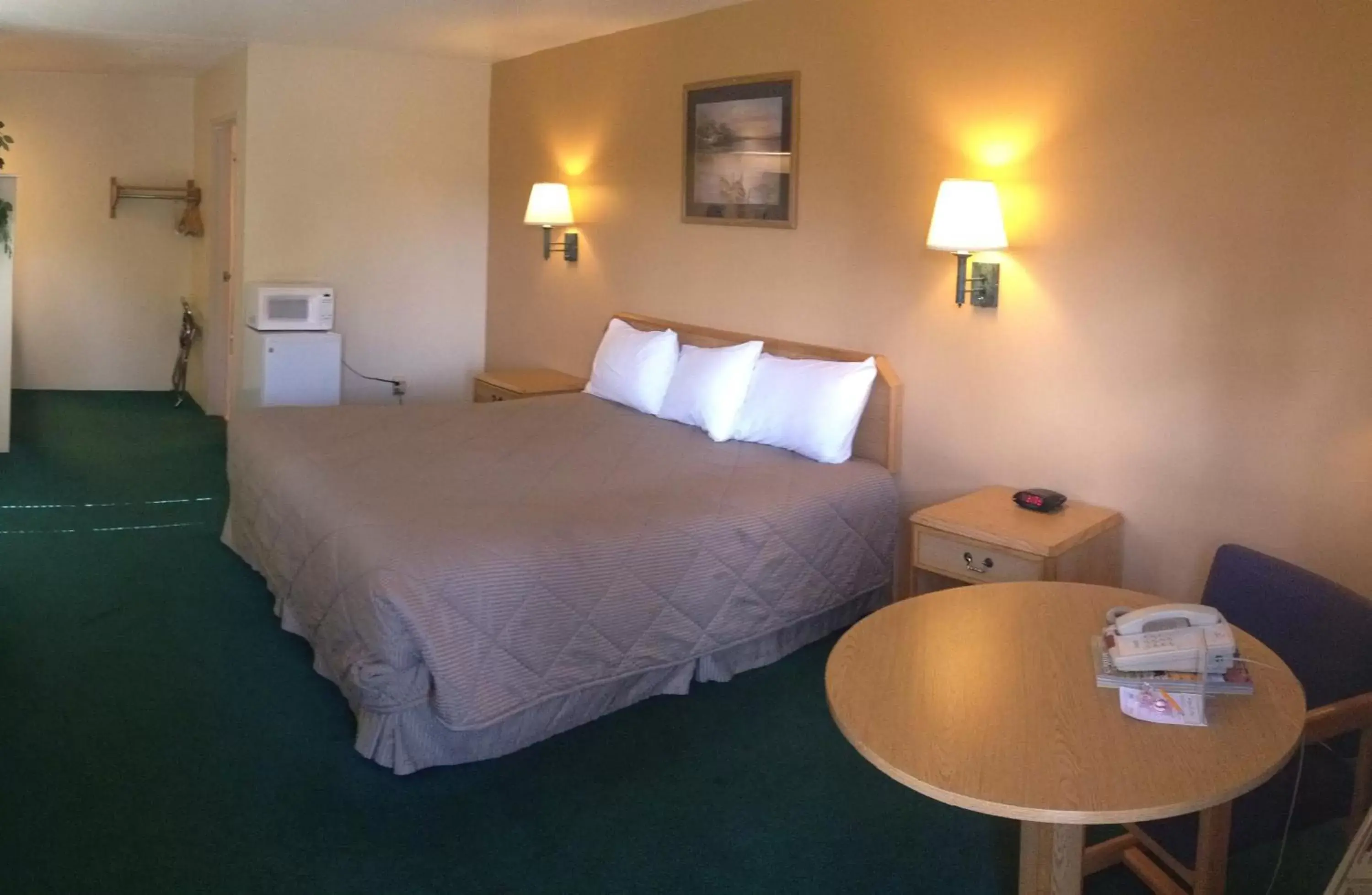 Photo of the whole room, Bed in Black Canyon Motel