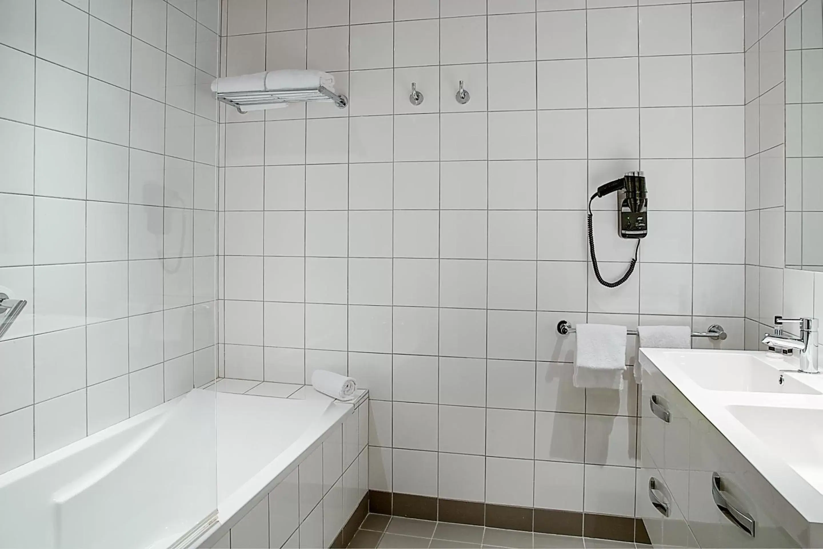 Photo of the whole room, Bathroom in Best Western Hotel de la Breche