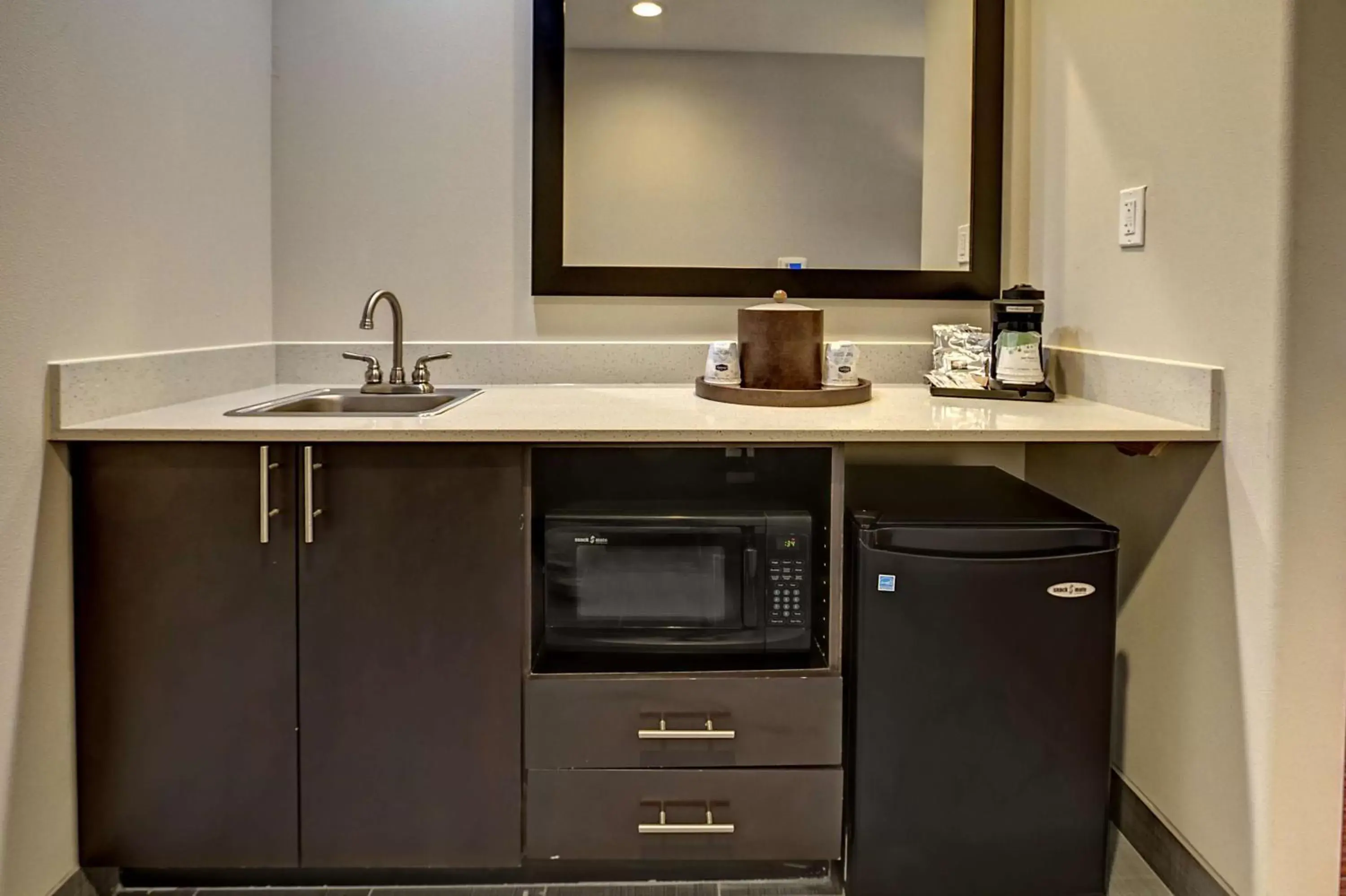 Living room, Kitchen/Kitchenette in Hampton Inn and Suites Ada