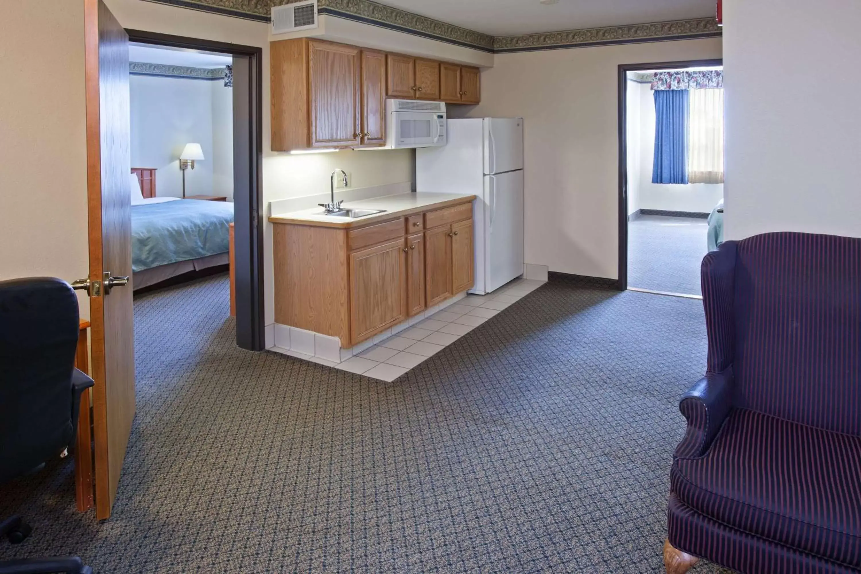 Photo of the whole room, Kitchen/Kitchenette in Country Inn & Suites by Radisson, Lansing, MI